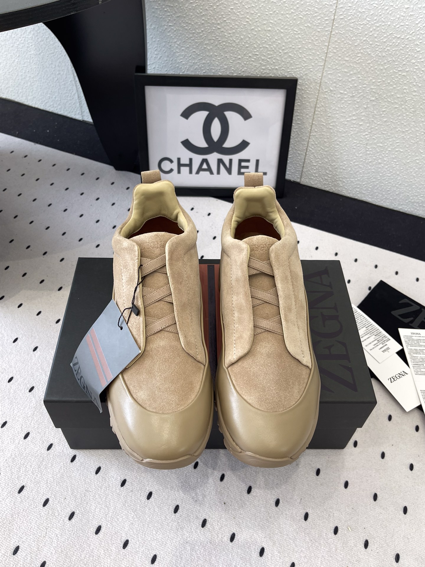 NO:252385,The top version of the new men's casual shoes for Zenia. Purchase the original version to develop. The same casual shoes as Wu Lei are very comfortable to wear. Original cow back-velvet upper cow leather inner footbed. Original combination sole. Size: 39-45, casual shoes/sports shoes, zegna, sneakers, cowhide19860909杰尼亚新款男款休闲鞋顶级版本 购入原版开发 吴磊同款休闲鞋 上脚非常舒适 原版牛反绒鞋面 牛皮内里垫脚 原版组合大底 Size: 39-45,休闲鞋/运动鞋,zegna,sneakers,cowhide,Women's Shoes