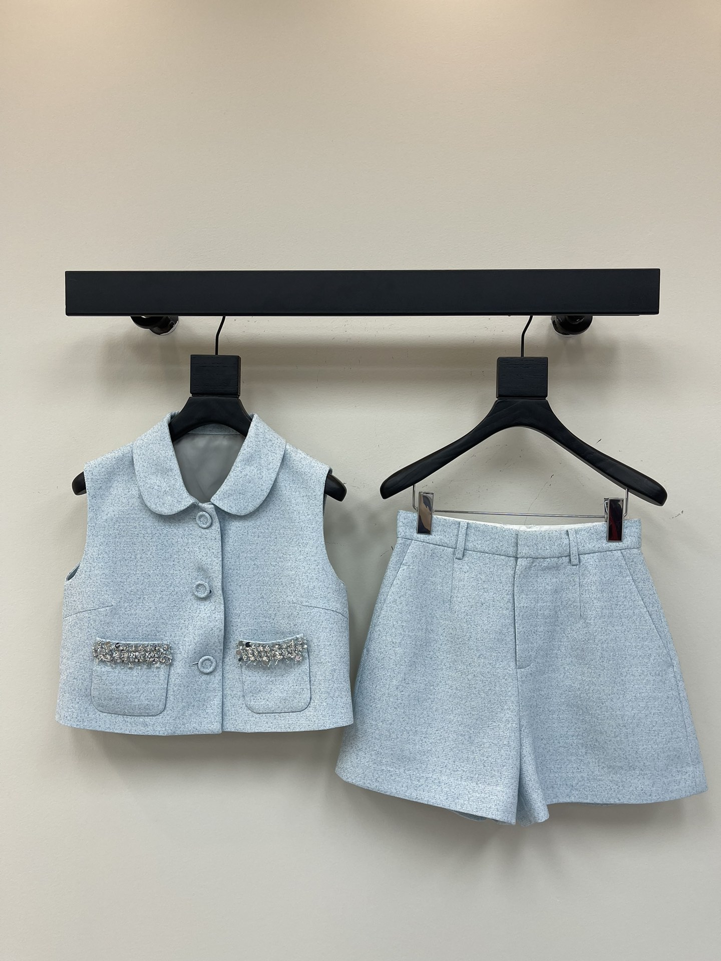 NO:327236,Xiaoxiang style 25 early spring new style, celebrity style knitting suit. Heavy craftsmanship hand-woven bead piece element design jacket vest paired with shorts!  Customized chili-like soft nickname fabric, shining with luxurious temperament. It can be sweet and salty, and it can be matched with fashionable girls at will!  The sweet and cool style is not picky, and the custom-made handmade rhinestones makes the perfect version look slim!  SML, shorts, jackets & coats,alexander wang19860909小香风 25早春新款,名媛风编织套装.重工艺手工编织珠片元素设计夹克马甲搭配小短裤！定制叽哩感编织软尼花面料,闪耀奢华气质.可甜可盐气质时髦少女任意搭配！又A又飒的甜酷风版型不挑人,定制手工水钻,完美版型上身巨显瘦！SML,,shorts,jackets & coats,alexander wang,Women's clothing