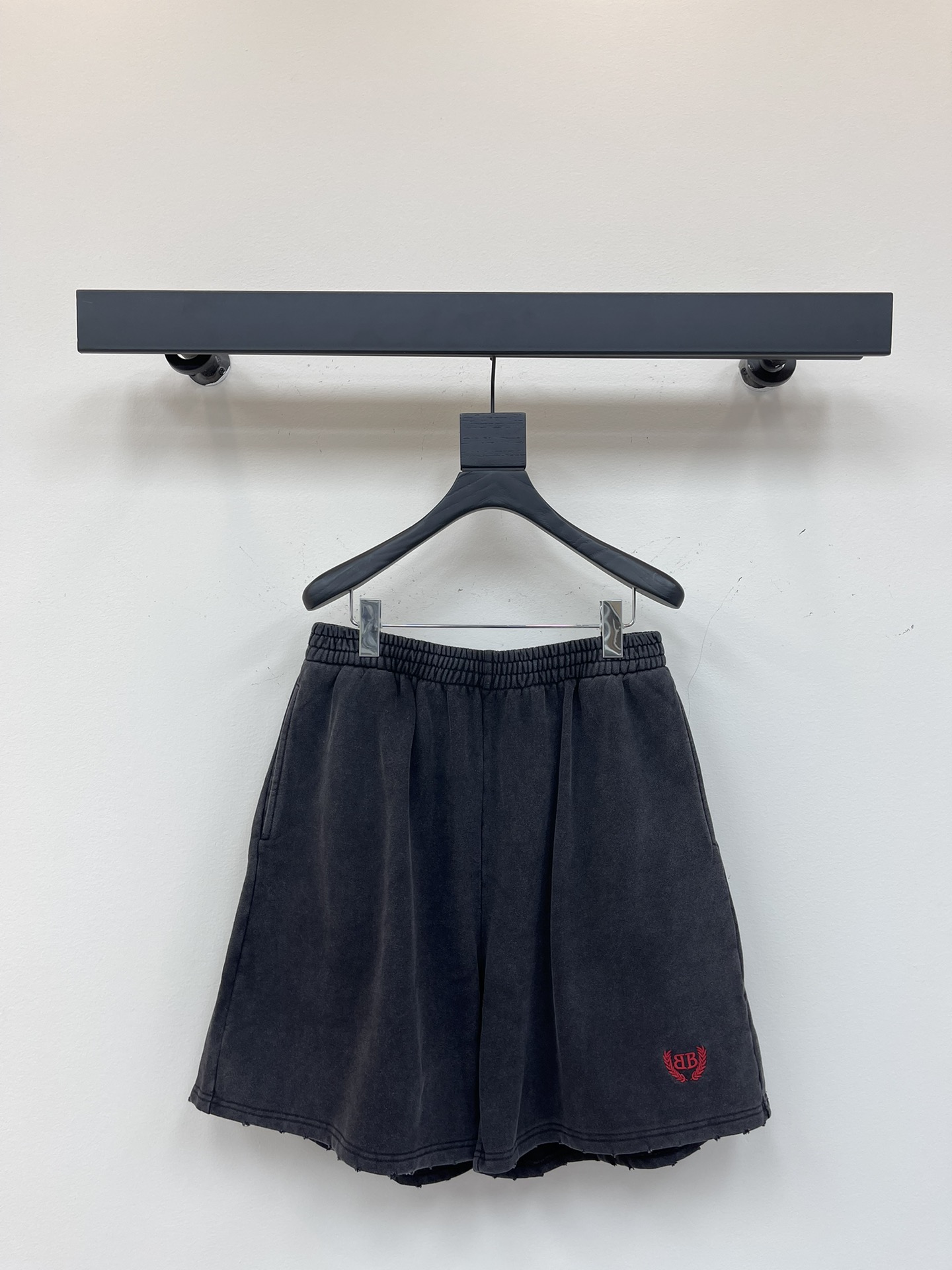 NO:327767,Balenciaga logo double b embroidered shorts heavy-duty washing water and old fried salt effect High-weight soft fabric same style for men and women Color: Black SML, balenciaga, shorts, alexander wang19860909巴黎世家 logo双b刺绣短裤 重工洗水做旧炒盐效果 高克重柔软面料 男女同款 颜色: 黑色 SML,,balenciaga,shorts,alexander wang,Women's clothing