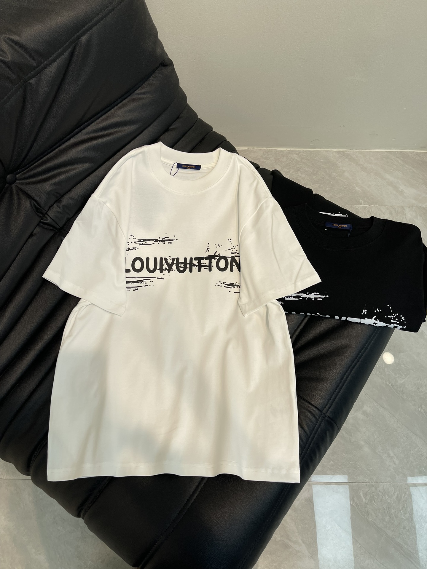 NO:327770,lv 2025s official same style short-sleeved T-shirt printed logo round neck short-sleeved new style hot-weighted, customized pure cotton fabric, comfortable, breathable and not easy to deform, same style for men and women SMLXL,,louis vuitton,T-shirt,tees,t-shirt,alexander wang19860909lv 2025s 官方同款 短袖t恤印花logo圆领短袖  新款爆品克重,定制纯棉面料,舒适透气不易变形 男女同款 SMLXL,,louis vuitton,T-shirt,tees，t-shirt,alexander wang,Women's clothing