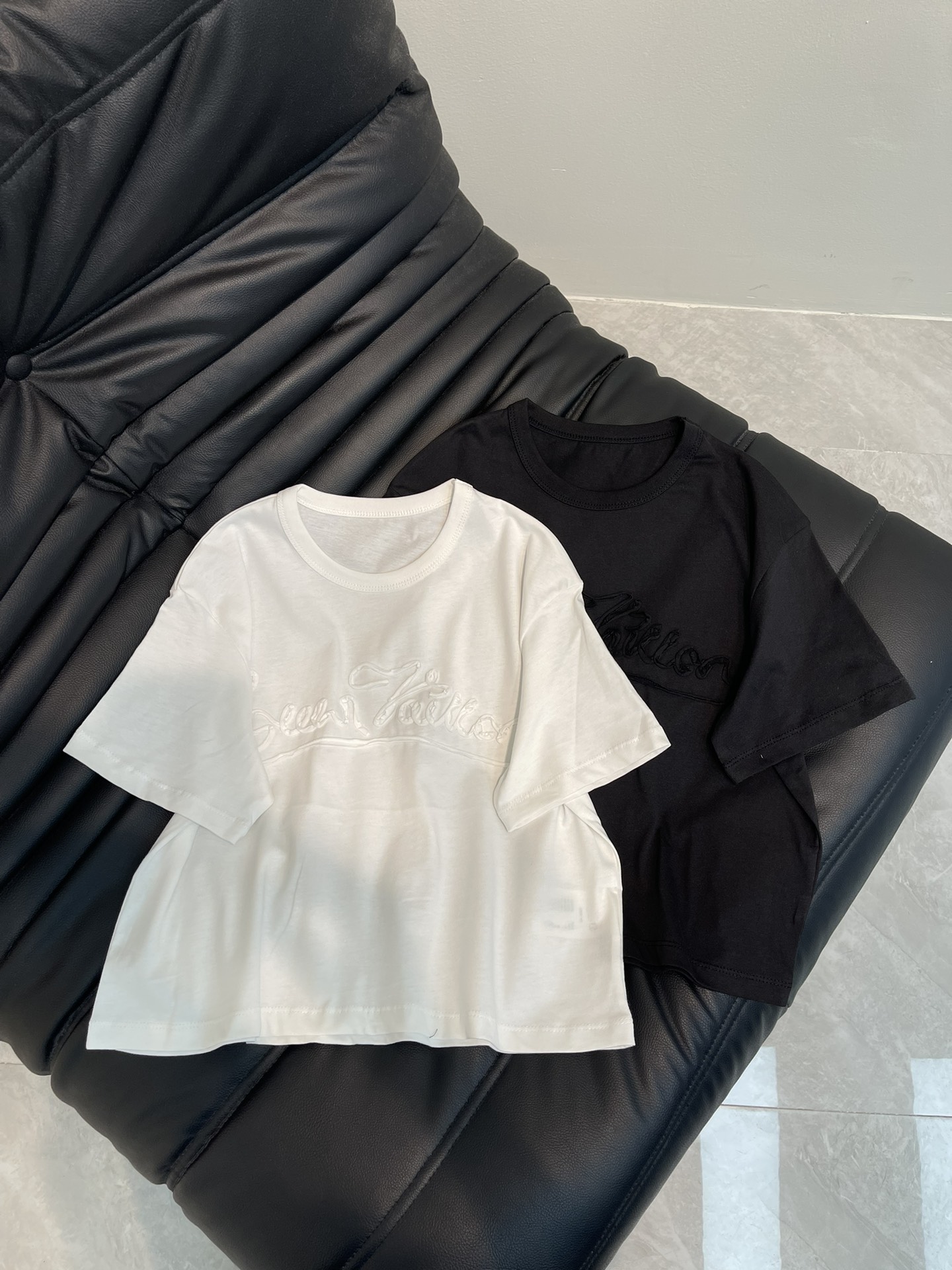 NO:327194,Louis Vuitto*25 spring and summer new letter patch embroidered short T-shirt, imported pure cotton fabric, classic loose style, versatile and not picky, and the upper body is very beautiful!  SML, louis vuitton,tees,t-shirt,alexander wang19860909Louis Vuitto*25春夏新款字母贴布刺绣短款T恤,进口纯棉面料,经典宽松版型百搭不挑人,上身非常漂亮！SML,,louis vuitton,tees，t-shirt,alexander wang,Women's clothing