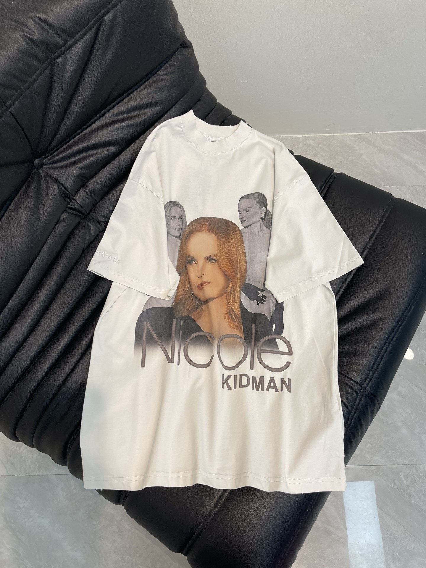 NO:327747,Paris blcg short-sleeved, this one looks pretty good. Balenciaga super oversize is ordinary on the hanger, but it feels different when you take it off. It doesn't matter which size you choose. However, the style should be designed. Although it is large, it won't collapse at all. It's actually quite fitting when worn on the body, but you can show the oversize style with your open hands. SML,,balenciaga,versace,T-shirt,alexander wang19860909巴黎blcg短袖,还挺好看这件 巴黎世家超 oversize 的 挂在衣架上平平无奇,但是拿下来就感觉不一样.超级 oversize 的版型 选哪个 size 已经无所谓了.不过版型应该是经过了设计,虽然很大,但是完全不会垮,穿在身上其实还算合身,但是张开手是能展现出 oversize 的版型的. SML,,balenciaga,versace,T-shirt,alexander wang,Women's clothing