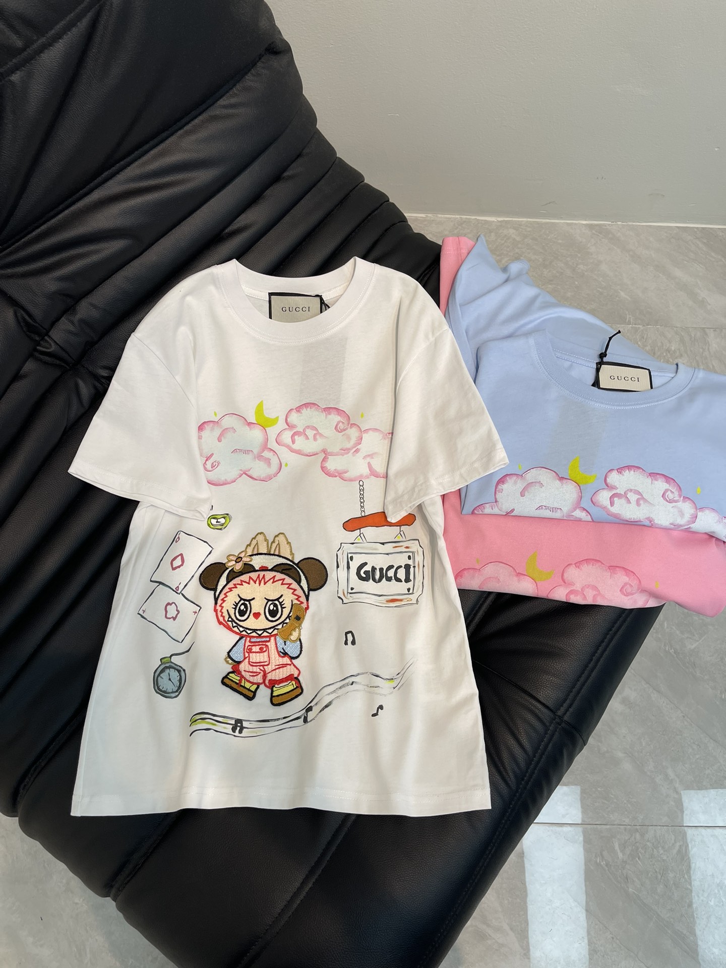 NO:327199,Gucc*25 spring and summer new heavy-duty hand-painted embroidered little doll cloud short-sleeved T-shirt, imported pure cotton fabric, classic style versatile and not picky, and the upper body is very beautiful!  SML, gucci, T-shirt,tees,t-shirt,alexander wang19860909Gucc*25春夏新款重工手绘刺绣小公仔云朵短袖T恤,进口纯棉面料,经典版型百搭不挑人,上身非常漂亮！SML,,gucci,T-shirt,tees，t-shirt,alexander wang,Women's clothing