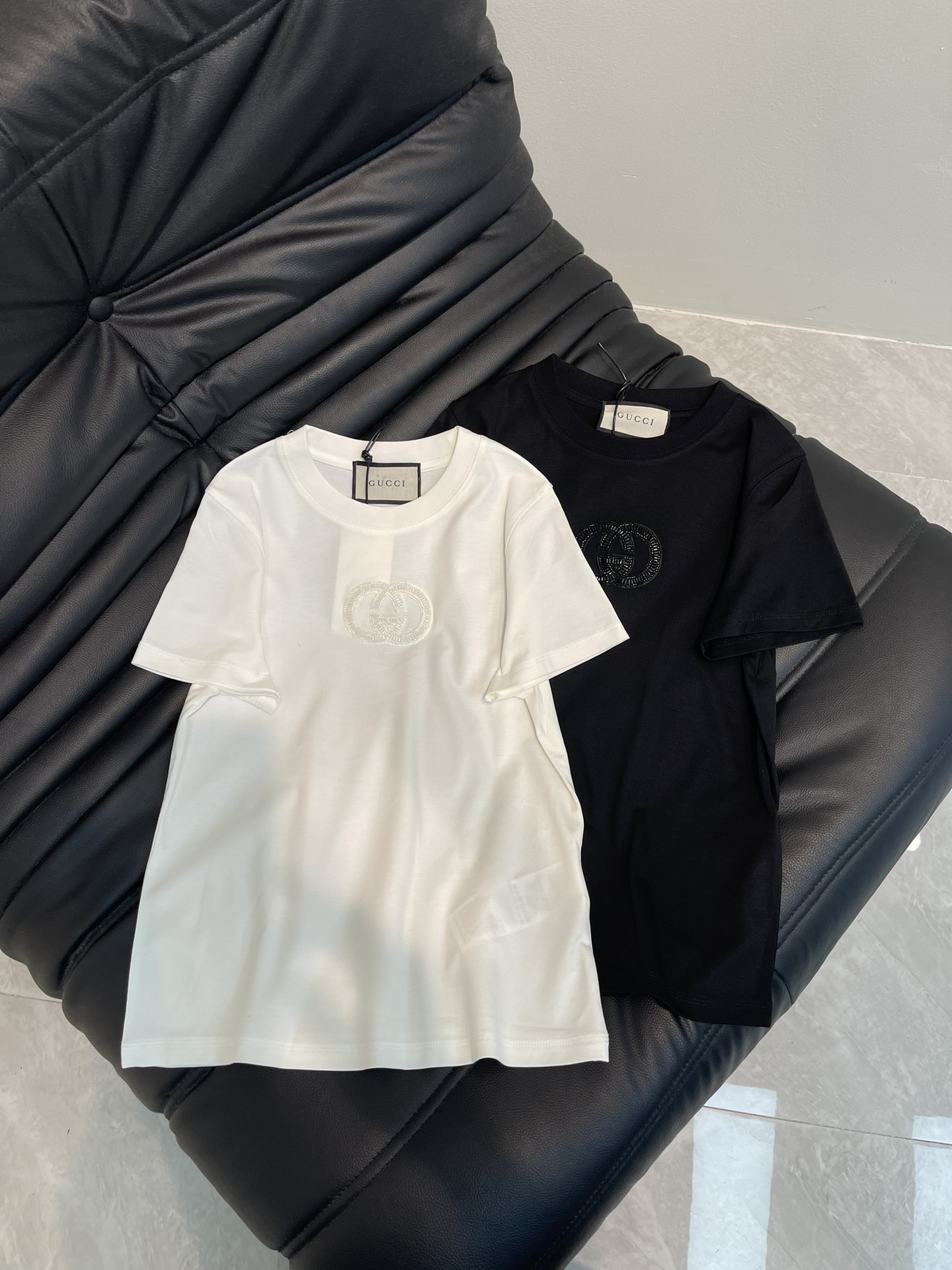 NO:327749,GUCC 25 new product heavy industry embroidered beaded short-sleeved T-shirt with exquisite regular version, huge slim upper body!  Customized latest embroidered letters are low-key and luxurious!  SML, gucci, T-shirt,tees,t-shirt,alexander wang19860909GUCC 25新品重工刺绣钉珠短袖t恤 精致常规版型上身巨显瘦！ 定制最新刺绣字母低调奢华！ SML,,gucci,T-shirt,tees，t-shirt,alexander wang,Women's clothing