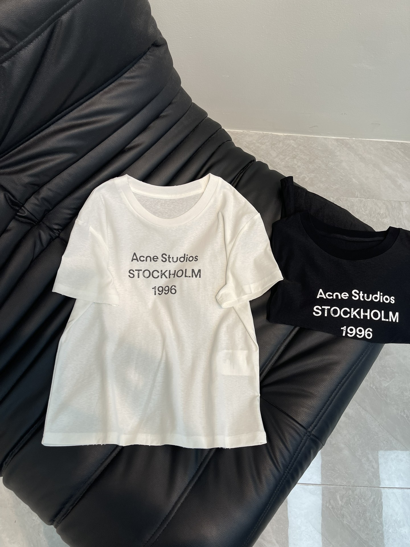 NO:327765,New on SS. The round neck T-shirt is a casual style, decorated with acne studios logo pattern, cuffs and hem. It uses a spray-painted pattern design. The small-fitting upper body does not pick on the figure, and you can easily control it no matter how you match it!  White black sml, acne studios,dior,tees,t-shirt,alexander wang19860909ss上新 圆领t恤采用休闲版型,饰有 acne studios 徽标图案,袖口和下摆.采用喷绘图案设计.小版型上身不挑身材,怎么搭配都能轻松驾驭！白色 黑色sml,,acne studios,dior,tees，t-shirt,alexander wang,Women's clothing