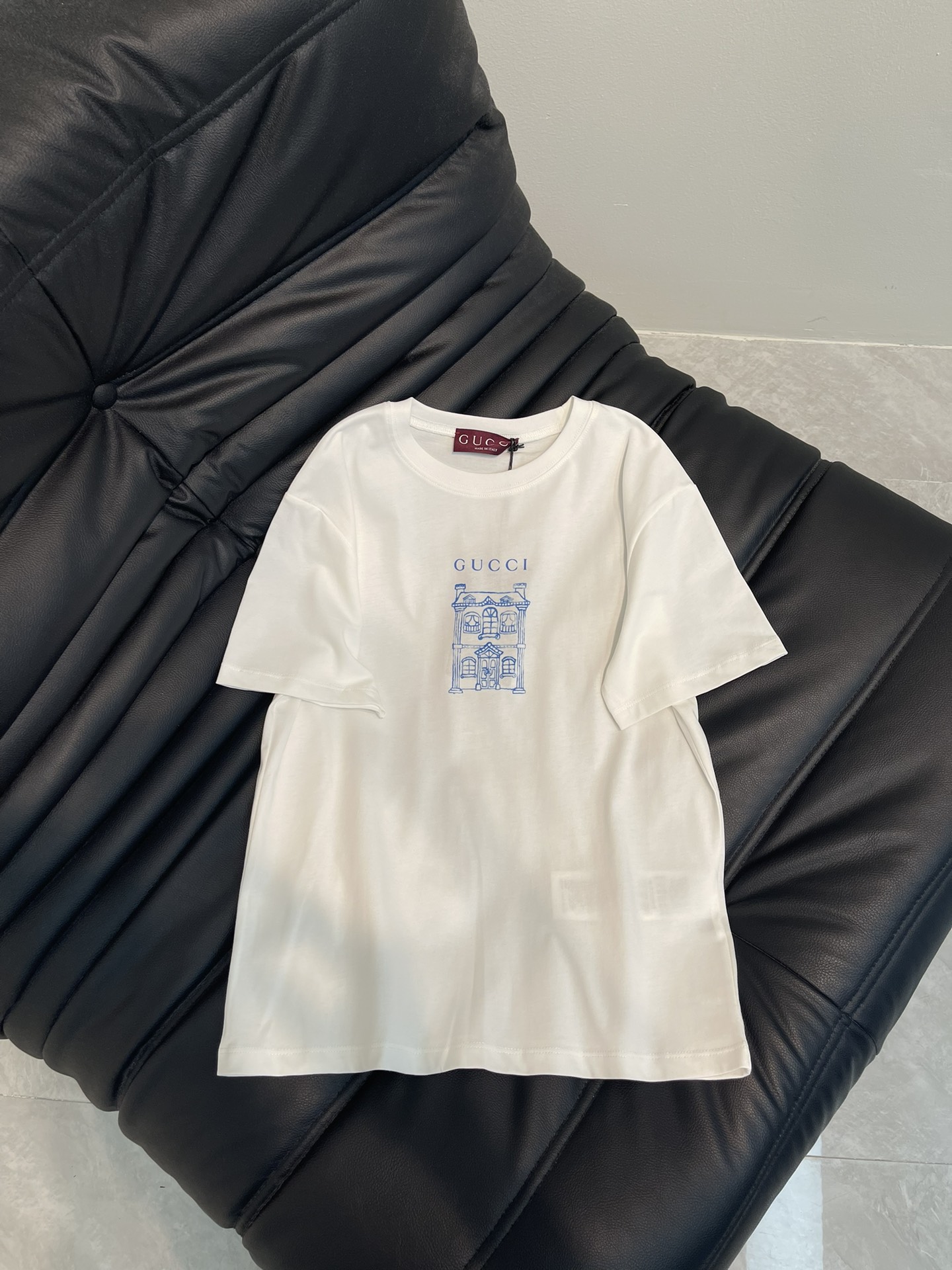 NO:327753,gucc* round neck printed cartoon Customized yb native cotton material breathable and comfortable, full texture Slim short-sleeved T-shirt cut to highlight the brand style Made of gram-weight pure cotton with a slight elasticity Presents a slim visual effect Hand-painted Paris architectural pattern on the front and hand-painted cat and dog teacup cartoon pattern on the back of the logo The brand's own fashion sense is instantly created. Create a cute and age-reducing style at will. The inner wear is brilliant and fashionable. Customized surface accessories. Accurate version. High-version, gucci, T-shirt,tees, t-shirt,alexander wang19860909gucc* 圆领印花卡通 定制yb原生全棉材质 透气舒适 质感十足 修身短袖t恤裁剪 凸显品牌格调 采用克重纯棉制成 略带有弹力 呈现显瘦视觉效果 正面手绘巴黎建筑图案搭配标志性字母徽标背面手绘猫狗茶杯卡通图案 品牌自带的时尚感立现 随心打造减龄可爱风格 单穿内搭都出彩时髦 定制面辅料 认准版本 高版本,,gucci,T-shirt,tees，t-shirt,alexander wang,Women's clothing