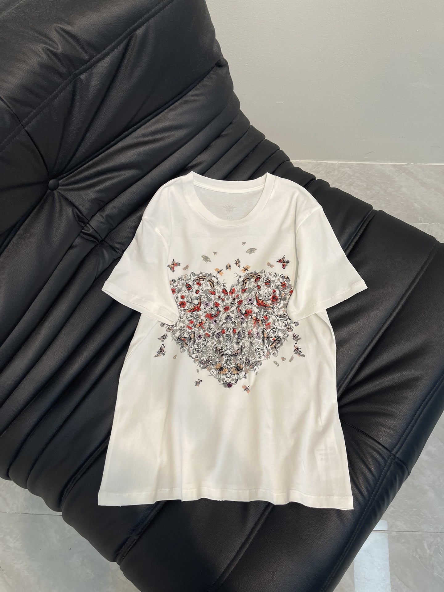 NO:327759,Dior *2025 Highly recommended This T-shirt is inspired by elegant dior* aesthetics and is decorated with butterfly insect love embroidery and round neck design. It is an ideal match for various seasonal styles. It can also be matched with matching shorts to make the style more refined. SML,,dior,shorts,alexander wang19860909dior *2025 强烈推荐 这款t 恤以优雅dior*美学为灵感、 饰以蝴蝶昆虫爱心刺绣,圆领设计,是各季节造型的理想搭配之选,亦可搭配配套短裤,令造型更加精致. SML,,dior,shorts,alexander wang,Women's clothing