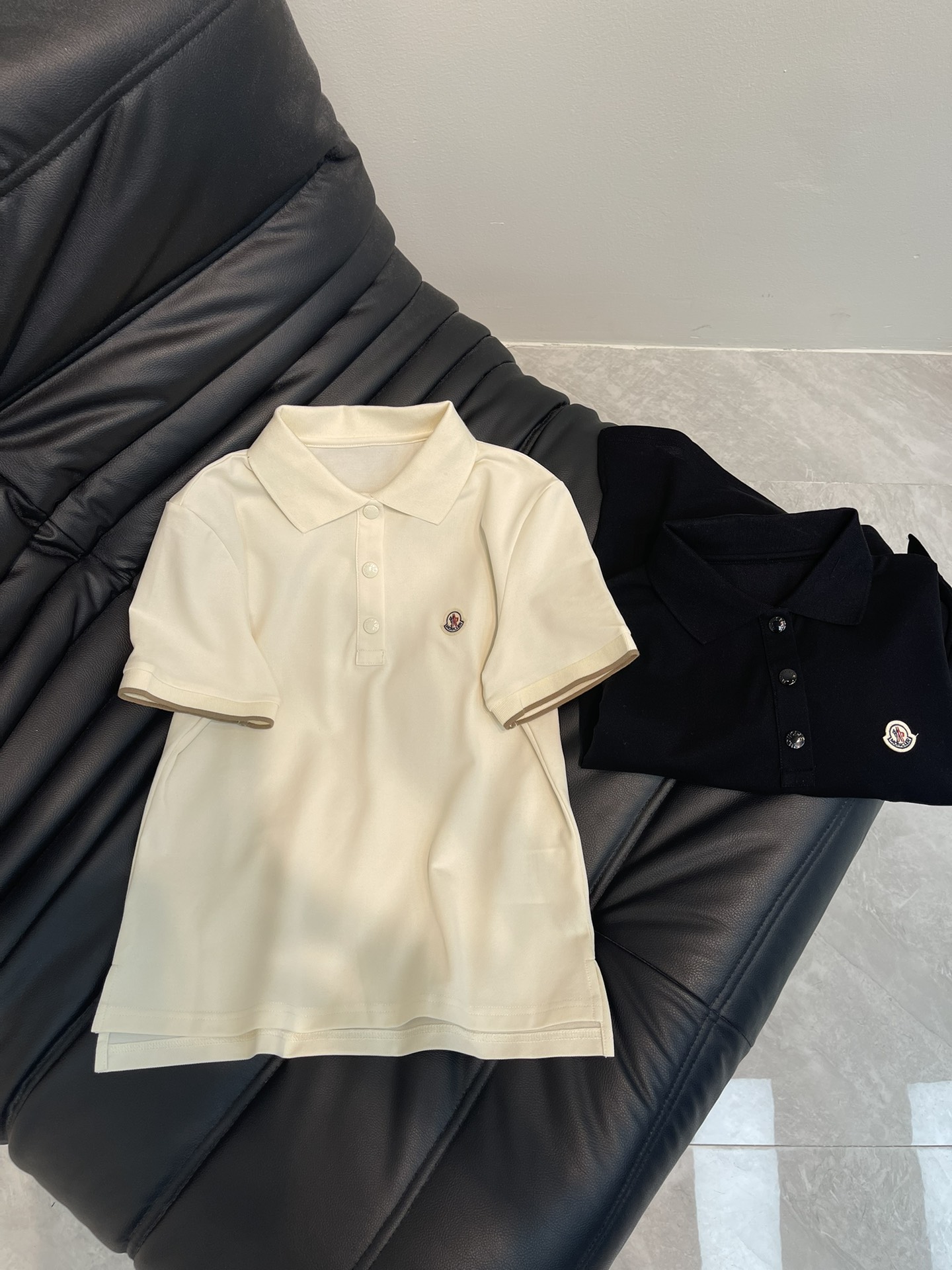 NO:327755,Moncle ~ New knitted bead flooring polo shirt Two-color bead flooring fabric made with contrasting brand logo embroidery logo Contrast collar edge and cuff polo lapel neckline Button closure Recommended to buy white Black SML, Moncler, alexander wang19860909蒙口 moncle～新品针织珠地棉polo衫 双色珠地棉面料制作 饰有撞色品牌标识刺绣徽标 撞色领边和袖口 polo翻领领口 纽扣开合 推荐入手白色 黑色 SML,,Moncler,alexander wang,Women's clothing