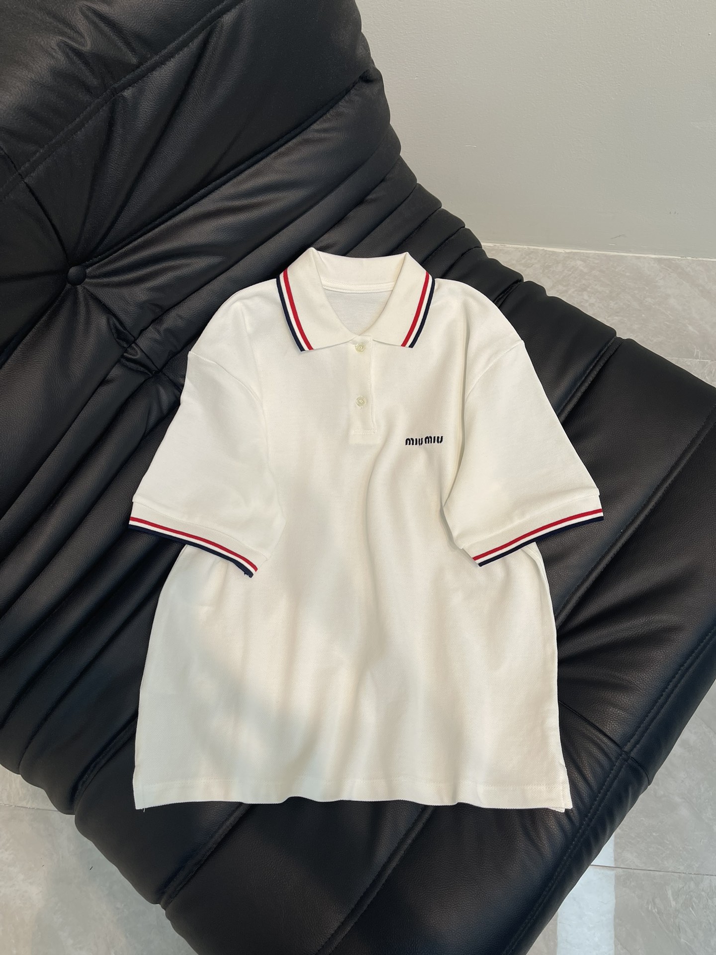 NO:327727,~New knitted bead flooring polo shirt, two-color bead flooring fabric made, decorated with contrasting brand logo embroidery logo, contrasting collar edge and cuffs, polo lapel collar, button closure, recommended white SML, alexander wang19860909～新品针织珠地棉polo衫 双色珠地棉面料制作 饰有撞色品牌标识刺绣徽标 撞色领边和袖口 polo翻领领口 纽扣开合 推荐入手白色 SML,,alexander wang,Women's clothing