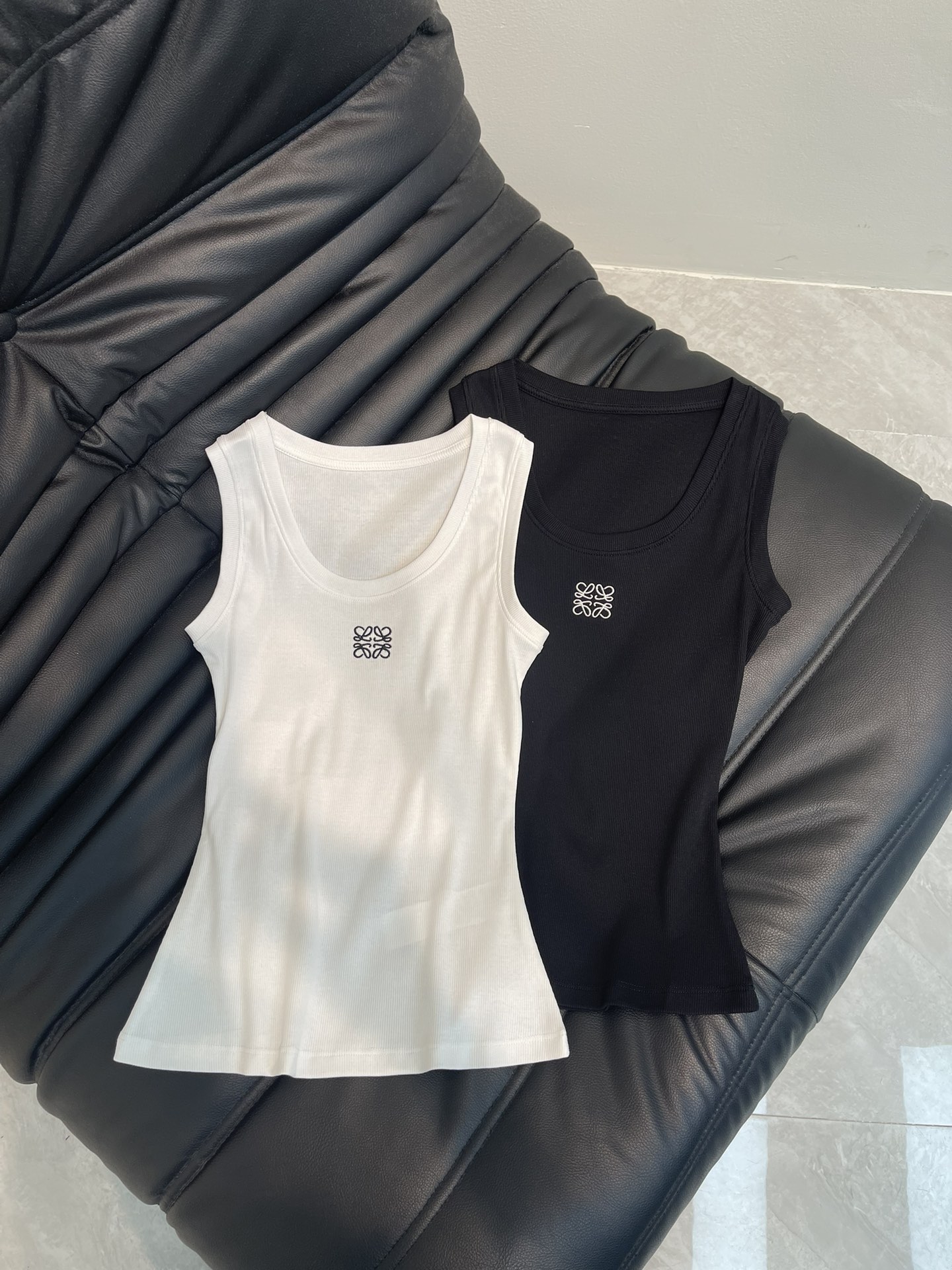 NO:327230,Loew* new spring and summer sports and casual embroidery round neck vest classic and not picky on people, super slim, super stacking artifact, fashionable and exquisite, must-have items, positioning embroidery logo low-key luxury, A and cool high-end items, highly recommended universal and versatile models SML,,loewe,alexander wang19860909Loew*春夏新品运动休闲刺绣圆领背心 经典不挑人上身超显瘦 超级叠搭神器 时髦精必入单品 定位刺绣logo低调奢华又A又飒高级单品 强烈推荐万能百搭款 SML,,loewe,alexander wang,Women's clothing