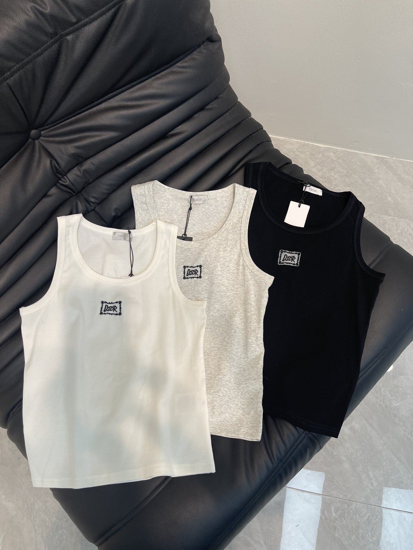 NO:327760,Dior Simple Logo Letter Dot Diamond Pattern Vest!  Highly recommend hot selling!  Workmanship quality depends on details Black, white and gray SML, dior, alexander wang19860909Dior 简约徽标字母点钻图案背心！ 强烈推荐热卖款！做工品质看细节 黑白灰 SML,,dior,alexander wang,Women's clothing