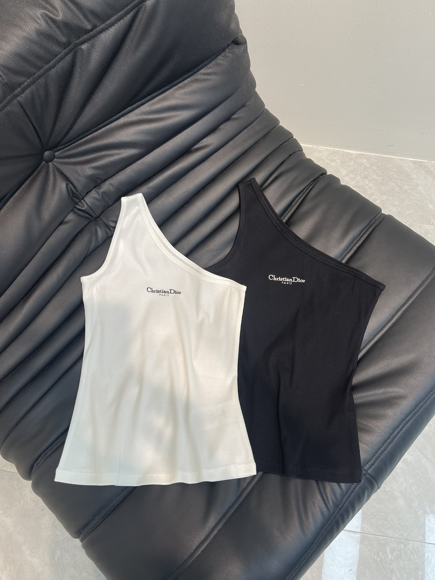 NO:327225,Dio*25 Spring and Summer New Off-Shoulder Chest Letter Embroidered Elastic Vest!  The letter embroidery on the chest is simply a favorite for details control!  Each needle and thread reveal Dior's exquisite craftsmanship, which makes people unable to help but take a look. Moreover, this asymmetrical design can also cleverly modify the body shape, and you can easily control various styles whether you wear it alone or as an inner wear!  SML, dior, dior, alexander wang19860909Dio*25春夏新款斜肩胸前字母刺绣弹力背心！胸前的字母刺绣,简直是细节控的最爱！ 每一针每一线都透露着迪奥的精湛工艺,让人忍不住多看几眼.而且,这种不对称的设计,还能巧妙地修饰身形,无论是单穿还是作为内搭,都能轻松驾驭各种风格！SML,,dior,dior,alexander wang,Women's clothing