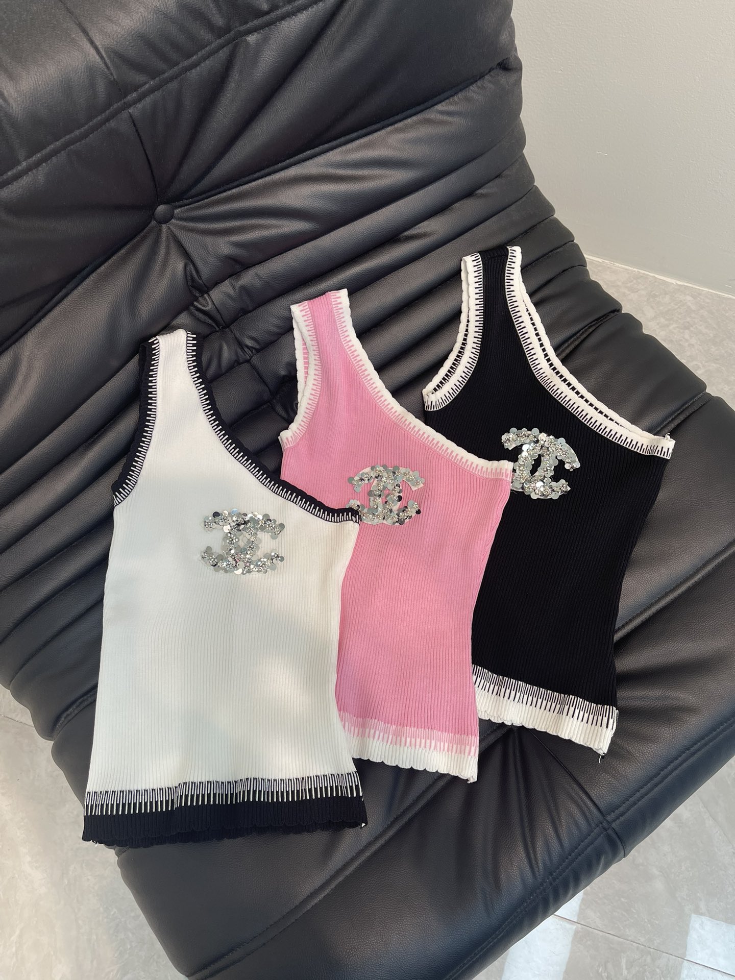 NO:327752,chane* Contrast color lace knitted vest Customized yb cotton yarn woven Soft and skin-friendly Comfortable and stylish Vest tailoring Appropriate skin-exposed neckline Beautify the head and shoulder ratio to make it look slimmer SML, Chanel, alexander wang19860909chane* 撞色花边针织背心 定制yb全棉纱线织造 柔软亲肤 舒适有型 背心剪裁 领口恰当露肤 美化头肩比例更显瘦 SML,,chanel,alexander wang,Women's clothing