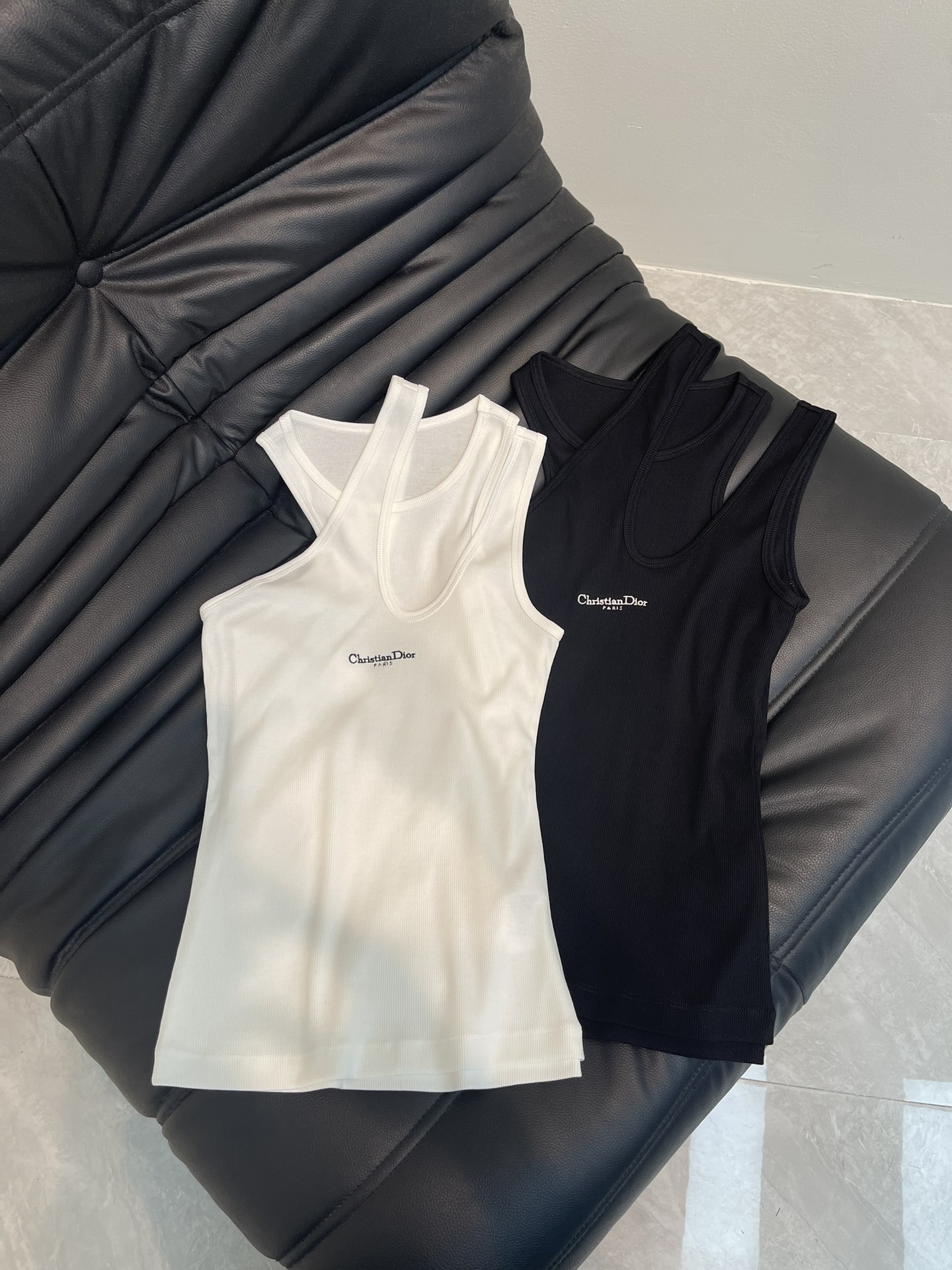 NO:327219,Dio*25 spring and summer new MissD fashionable girl stacking artifact cross-design two-piece vest temperament women's group style ribbed vest white and rich beauty must enter the inner wear low-key luxury custom imported pure cotton fabric texture delicate and soft slim fit style and versatile upper body. Daily matching artifact SML, dior, alexander wang19860909Dio*25春夏新品MissD时髦女孩叠搭神器 交叉设计两件套背心 气质女团风罗纹小背心 白富美必入内搭低调奢华 定制进口纯棉罗文面料质感细腻柔软 修身版型上身显瘦又百搭 日常搭配神器 SML,,dior,alexander wang,Women's clothing