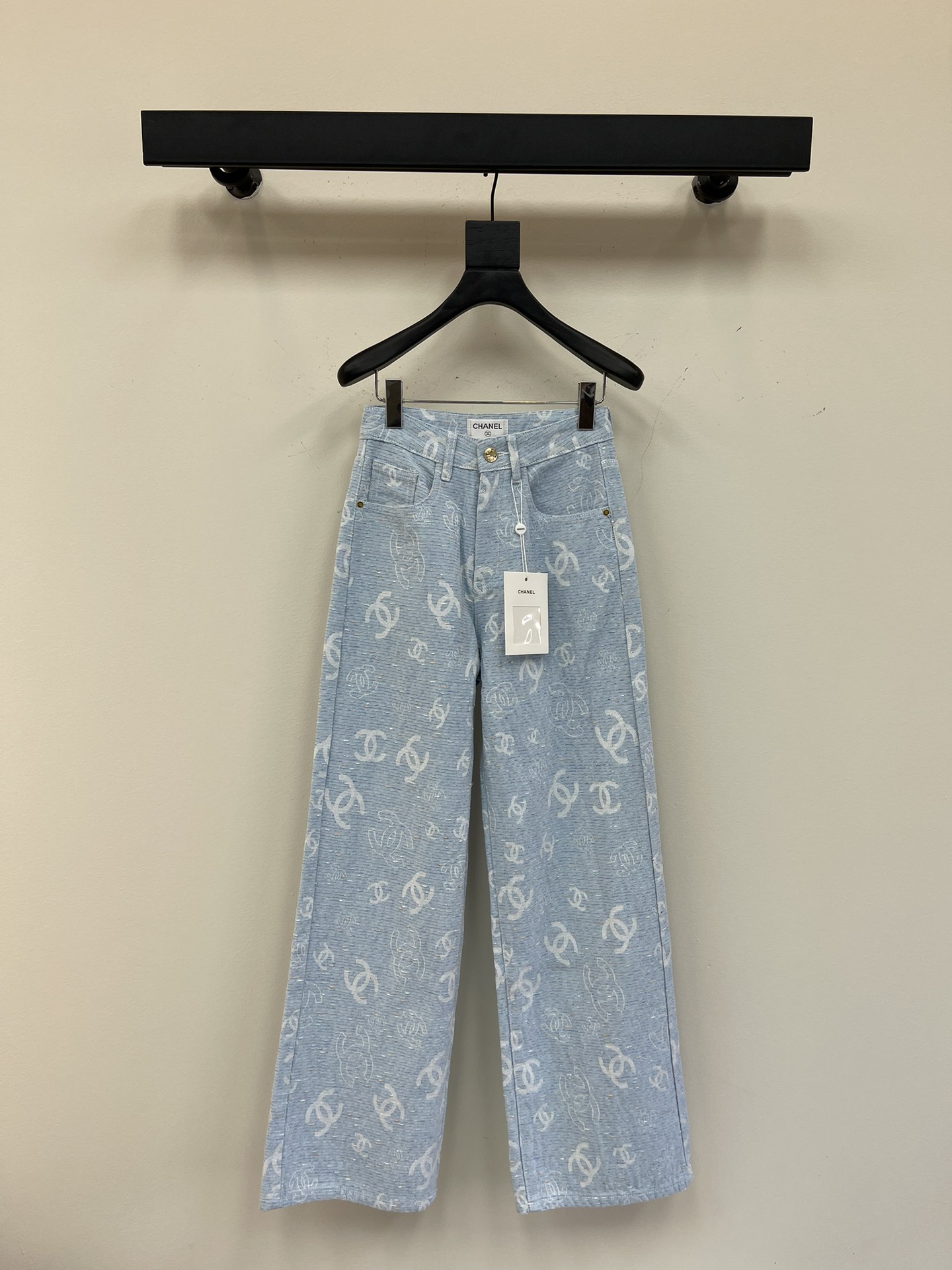 NO:327757,Chanel * Heavy Industry Jacquard Jeans, made of high-end customized fabrics, very comfortable to wear, denim style, good inclusiveness, slim and versatile. High waist design, enhance temperament! sml, chanel, jeans, alexander wang19860909chanel *重工提花牛仔裤,采用高端定制面料,穿着非常舒适,牛仔版型,包容性好,显瘦百搭.高腰设计,提升气质!sml,,chanel,jeans,alexander wang,Women's clothing