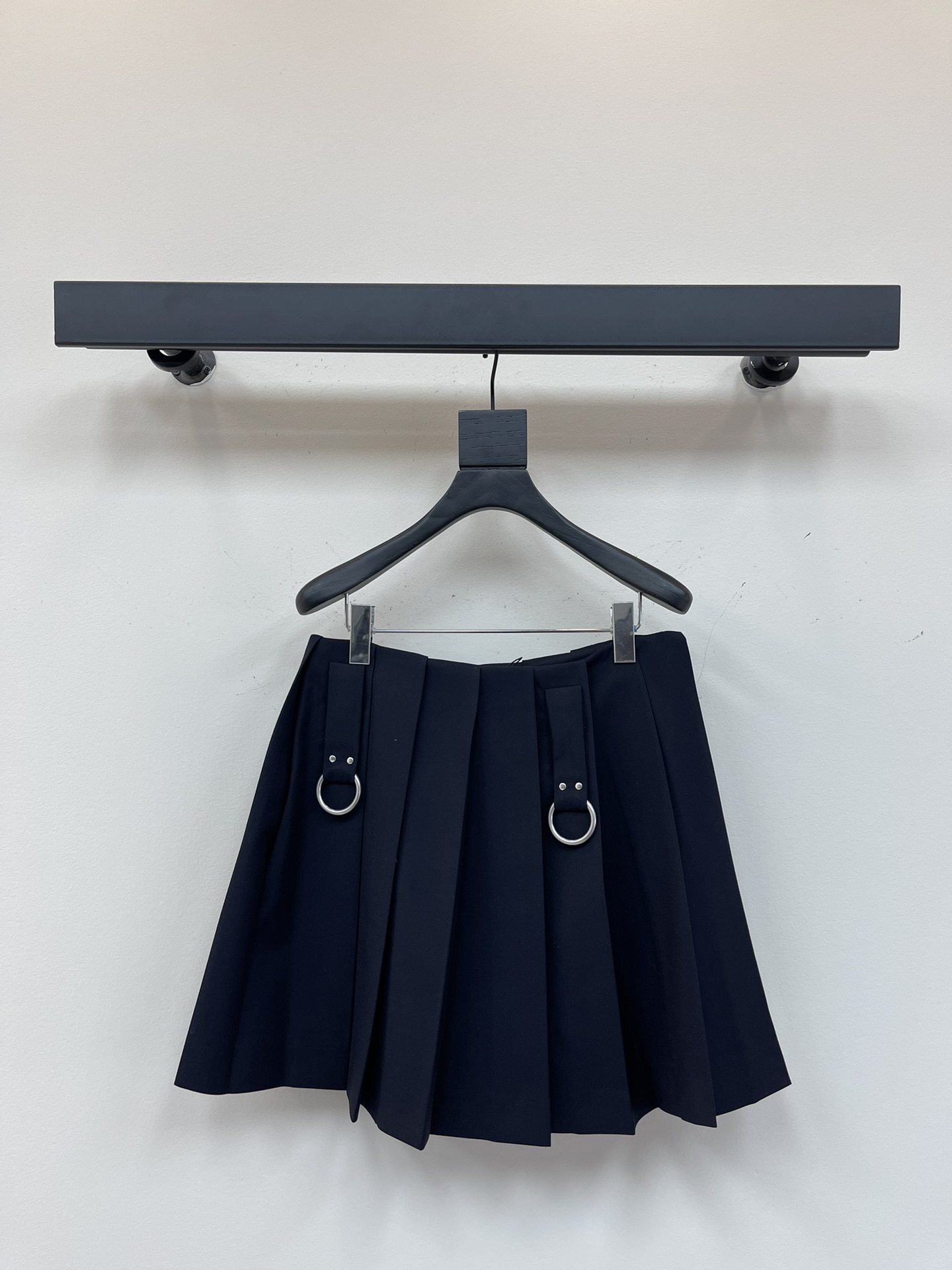 NO:327739,Prad* New high-waisted pleated skirt, imported wool material, full texture, the waist is decorated with circle metal, showing the brand's high-end texture and style. The richly layered pleated skirt is smart and elegant, and plays a role in modifying the hips and legs. It is a versatile item. It looks tall and fashionable, and it is OK for commuting and daily dates. SML, prada, skirts, alexander wang19860909Prad* 新款高腰百褶半身裙 进口绵羊毛材质,质感十足 腰间饰以圆圈金属融入,彰显品牌的高级质感和格调 层次丰富的百褶裙摆,灵动飘逸 起到修饰胯部和腿形的作用,作为百搭单品 显高又时髦,通勤与日常约会都ok SML,,prada,skirts,alexander wang,Women's clothing