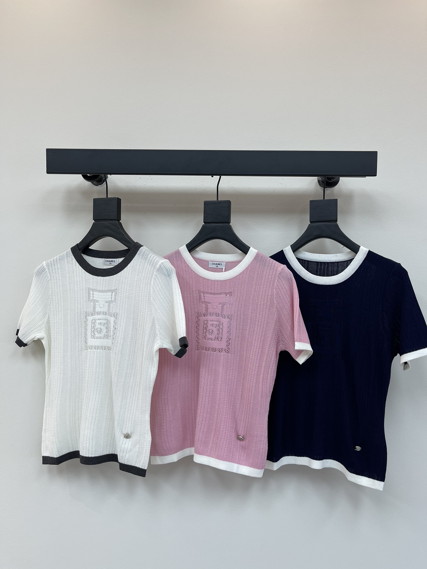 NO:327737,Chane early spring new style round neck perfume bottle knitted short sleeve color white pink royal blue size 36.38.40, chanel, T-shirt, alexander wang19860909Chane 早春新款 圆领香水瓶针织短袖 颜色白色 粉色 宝蓝色 尺码36.38.40,,chanel,T-shirt,alexander wang,Women's clothing
