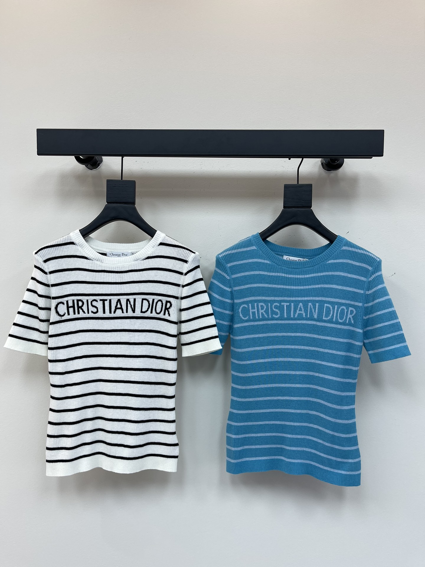 NO:327216,Dio*25 Spring and Summer New Striped Knitted Short Sleeves!  Customized silk yarn weaving delicate texture soft and comfortable knitted short-sleeved cuts, fine knitted threaded edges to add exquisite tone, matched with elastic fabrics, regular styles to create fashionable temperament, slimming and inclusive figure, full-body striped chest letter logo decoration, display brand tone, versatile styles that do not pick age-based skin tones, matched with skirts and pants, suitable for age-reducing fashionable retro style!  SML, dior, skirts, T-shirt, alexander wang19860909Dio*25春夏新款条纹针织短袖！定制丝毛纱线织造 细腻肌理 柔软舒适 针织短袖裁剪 通体细密针织 螺纹包边增添精致调性 搭配弹性十足的面料 常规版型穿出时髦气质 显瘦包容身材 通体条纹胸前字母徽标装饰 展示品牌调性 百搭款式不挑年龄肤色 搭配裙装裤装 适配减龄时髦复古风格！SML,,dior,skirts,T-shirt,alexander wang,Women's clothing