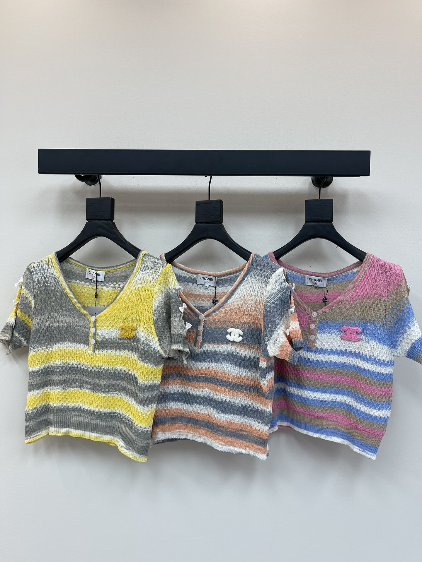 NO:327212,Chane*25 Spring and Summer New Striped V-neck Knitted Short Sleeves!  Customized YB wool yarn weaving delicate texture, soft and comfortable knitted short-sleeved cut, fine knitted outlines diamond texture with contrasting stripes on the chest double C logo to show brand tone, versatile styles do not pick the age-based skin tone!  SML, chanel, T-shirt, alexander wang19860909Chane*25春夏新款条纹V领针织短袖！定制YB羊毛纱线织造 细腻肌理 柔软舒适 针织短袖裁剪 通体细密针织勾勒出菱格纹理配合撞色条纹胸前双C徽标 展示品牌调性 百搭款式不挑年龄肤色！SML,,chanel,T-shirt,alexander wang,Women's clothing
