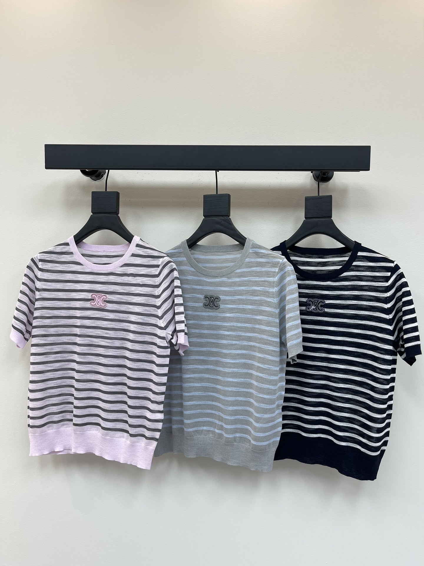 NO:327735,celin* 25 early spring new V-neck letter logo sequin jacquard stripes color block casual knitted short sleeves SML, celine, T-shirt, alexander wang19860909celin* 赛林｜25早春新款v领字母logo亮片提花条纹拼色休闲针织短袖 SML,,celine,T-shirt,alexander wang,Women's clothing