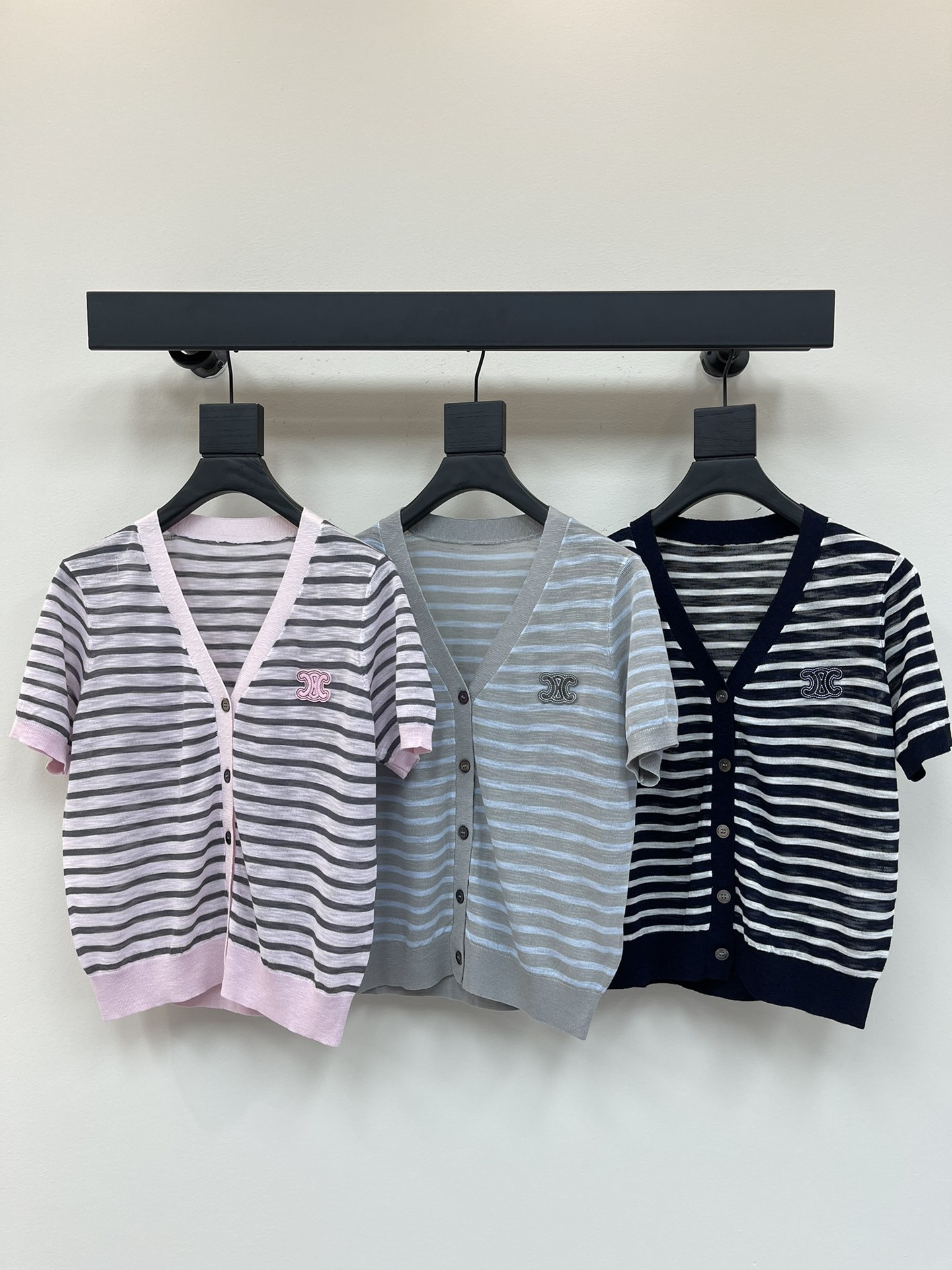 NO:327733,celin*25 spring and summer new short-sleeved v-neck sweater, vibrant striped styling exquisite embroidery logo, iconic elements are eye-catching and unique, Baita fashion items, 3 colors and 3 codes sml, celine, T-shirt, alexander wang19860909celin*25春夏新款短袖v领针织衫,活力条纹踫撞精致刺绣logo 标志性元素吸睛又独特 百塔时尚单品 3色3码sml,,celine,T-shirt,alexander wang,Women's clothing