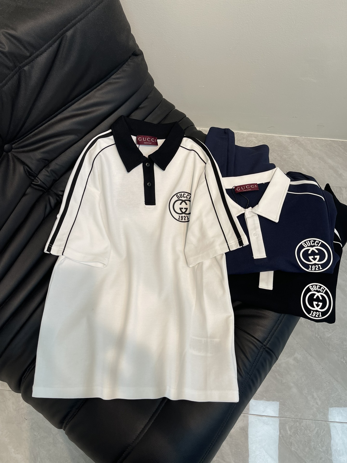 NO:327731,Gucci uses 210g Solona fine cotton resident mesh fabric. This fabric is not only breathable and comfortable, but also has a super texture. You don’t want to take it off when you wear it. Contrast color lapel placket design, showing a straight posture, 1921 brand logo thick plate pressed glue decoration, and there are white stripes on the shoulders and sleeves, which echoes the pattern on the chest, enhancing the overall fashion sense. Same style for men and women S-XL, gucci, alexander wang19860909Gucci 选用210g索罗娜精棉驻地网眼面料,这种面料不仅透气舒适,而且质感超级棒,穿上身就不想脱下来. 撞色翻领门襟设计,展露挺拔姿态,1921品牌标识厚版压胶装饰,肩部和袖子上有白色条纹搭配,与胸前图案相呼应,提升了整体的时尚感. 男女同款 S-XL,,gucci,alexander wang,Women's clothing