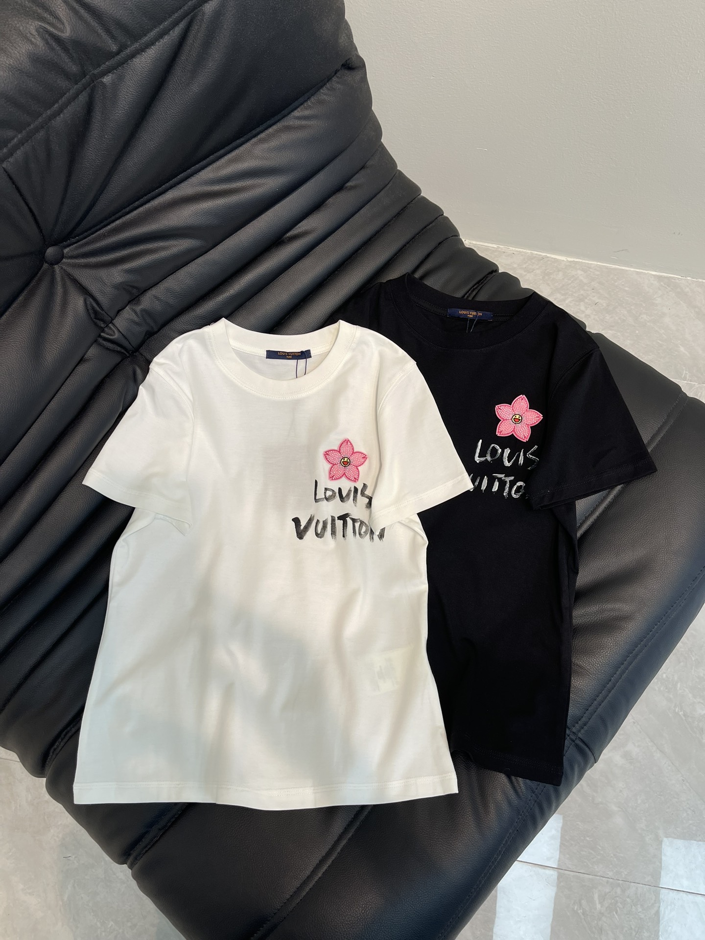 NO:327201,Louis Vuitto*25 Spring and Summer New Heavy Industry Handmade Bead Flower Hand-painted Letter Short Sleeve T-shirt!  Imported pure cotton fabric, the classic style is versatile and not picky, and the upper body is very beautiful!  SML, louis vuitton,T-shirt,tees,t-shirt,alexander wang19860909Louis Vuitto*25春夏新款重工手工珠花手绘字母短袖T恤！进口纯棉面料,经典版型百搭不挑人,上身非常漂亮！SML,,louis vuitton,T-shirt,tees，t-shirt,alexander wang,Women's clothing