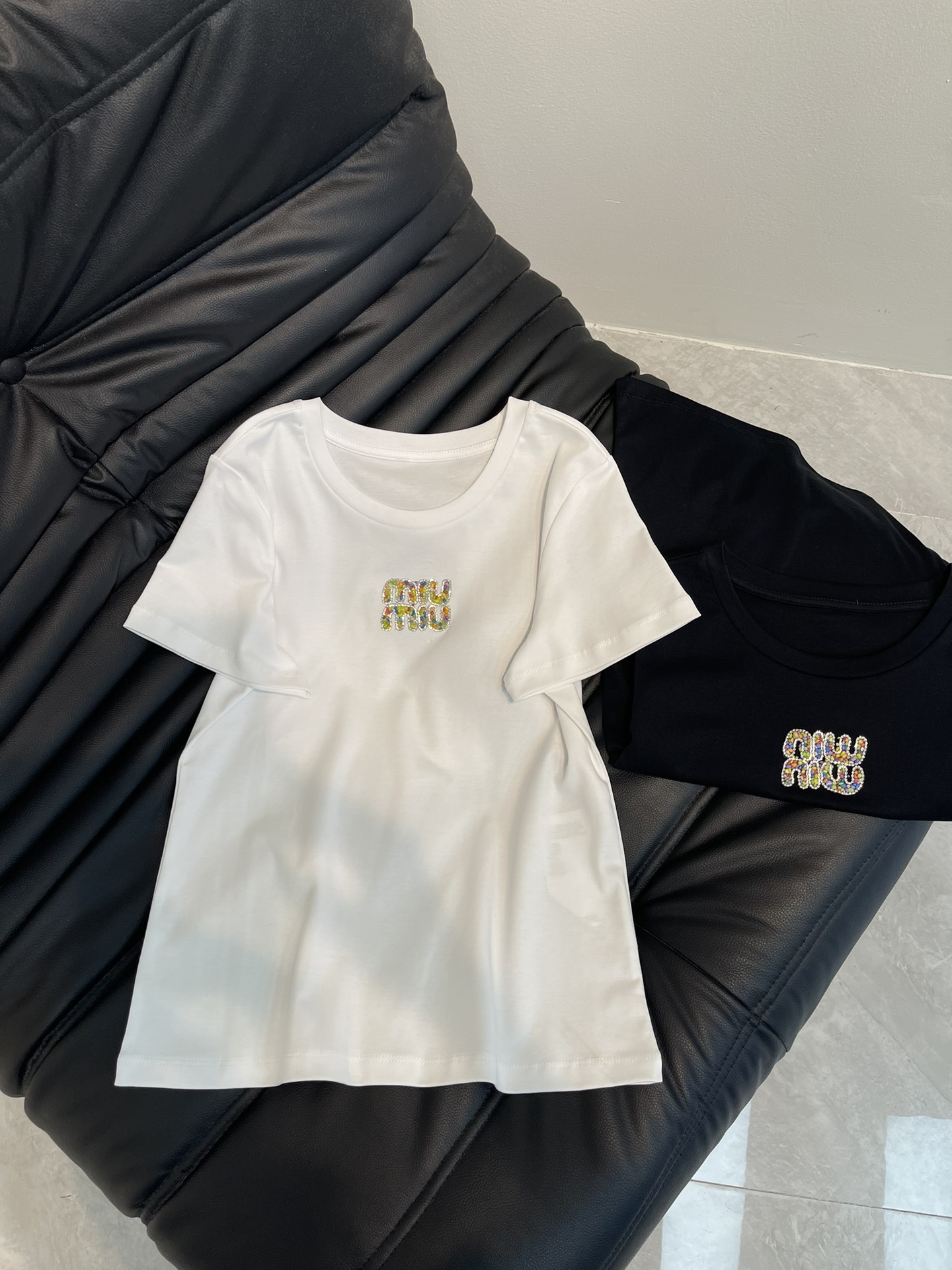 NO:327205,Miumi*25 spring and summer new colorful turquoise letters inlaid diamond short-sleeved T-shirt, imported mercerated cotton fabric, the classic style is versatile and not picky, and the upper body is very beautiful!  SML, miumiu, T-shirt,tees, t-shirt,alexander wang19860909Miumi*25春夏新款彩色松石字母镶钻短袖T恤,进口丝光棉面料,经典版型百搭不挑人,上身非常漂亮！SML,,miumiu,T-shirt,tees，t-shirt,alexander wang,Women's clothing