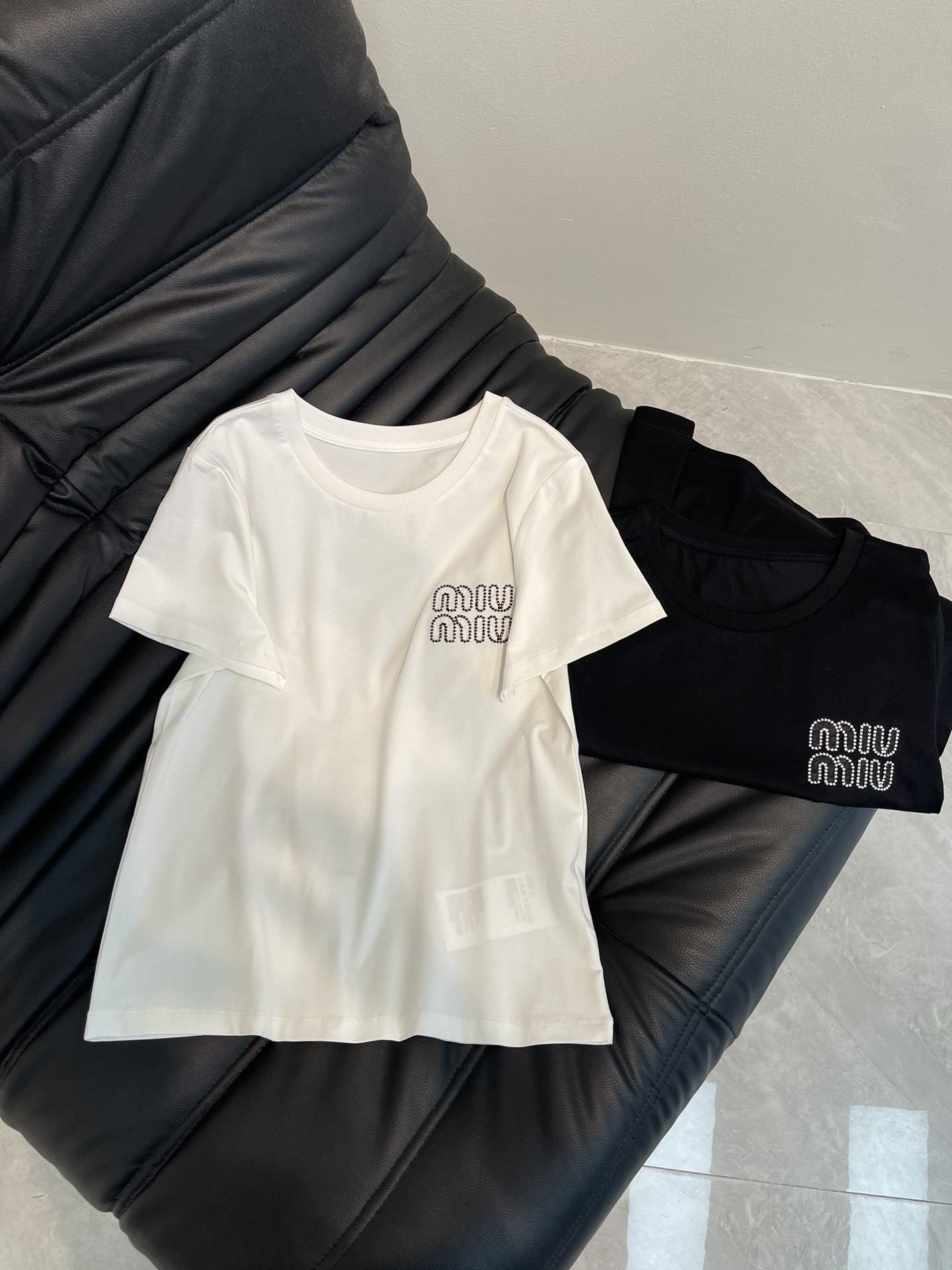 NO:327207,Miumi*25 spring and summer new lace letter patch embroidered short-sleeved T-shirt, imported mercerated cotton fabric, the classic style is versatile and not picky, and the upper body is very beautiful!  SML, miumiu, T-shirt,tees, t-shirt,alexander wang19860909Miumi*25春夏新款蕾丝字母贴布刺绣短袖T恤,进口丝光棉面料,经典版型百搭不挑人,上身非常漂亮！SML,,miumiu,T-shirt,tees，t-shirt,alexander wang,Women's clothing