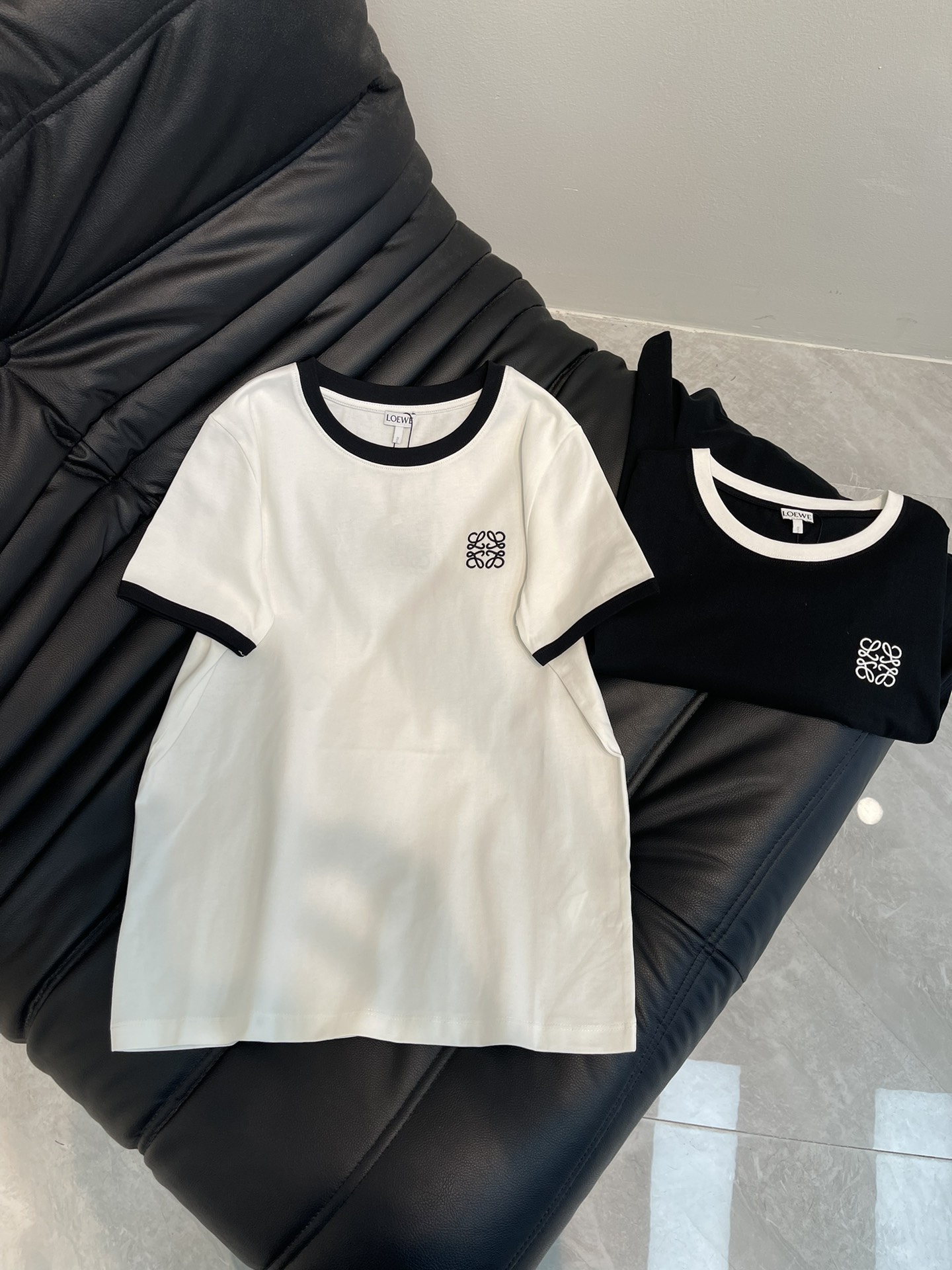 NO:327208,Loew*25 spring and summer new round neck contrast embroidered short-sleeved T-shirt custom YB twill cotton material breathable and comfortable, full texture. Regular short-sleeved T-shirt cut highlights the brand style. Made of gram-weight pure cotton, slightly elastic, and slimming visual effect. The totem logo on the chest is decorated with cuffs and necklines. The highlights highlight high-end style. The inner wear is brilliant and fashionable. SML,,loewe,T-shirt,tees,t-shirt,alexander wang19860909Loew*25春夏新款圆领撞色刺绣短袖T恤 定制YB斜纹全棉材质 透气舒适 质感十足 常规短袖T恤裁剪 凸显品牌格调 采用克重纯棉制成 略带有弹力 呈现显瘦视觉效果 胸前图腾徽标装饰袖口领口撞色包边 亮点突出 彰显高级格调 单穿内搭都出彩时髦 SML,,loewe,T-shirt,tees，t-shirt,alexander wang,Women's clothing