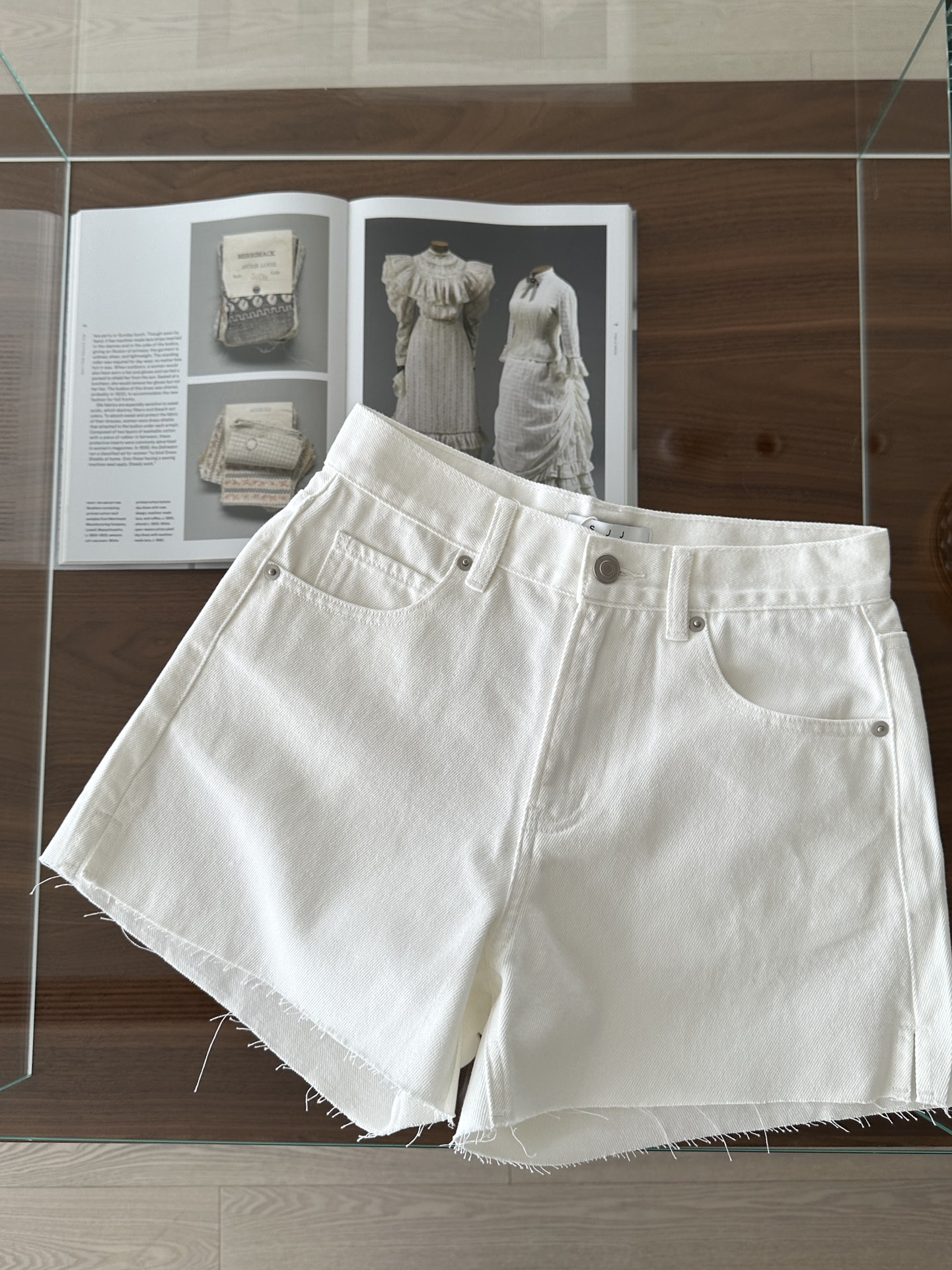 NO:327223,YS｜2025 Spring and Summer New Style. You must have denim shorts in summer, all cotton, two-wheel fermentation wash, a bit Vintage-like wash yellow-green, paired with small slits and breasted design, very playful, cute and white, giving people a refreshing visual experience, unique and memorable, and very fashionable!  High waist style makes your legs look longer SML, shorts, alexander wang19860909YS｜2025 春夏新款 夏天一定要有牛仔短裤  全棉 两轮酵洗 有点Vintage感觉的水洗黄绿色 搭配小开叉和毛边设计 非常俏皮可爱又很显白 给人耳目一新的视觉感受 独特且记忆深刻 时髦极了！ 高腰版型超显腿长  SML,,shorts,alexander wang,Women's clothing