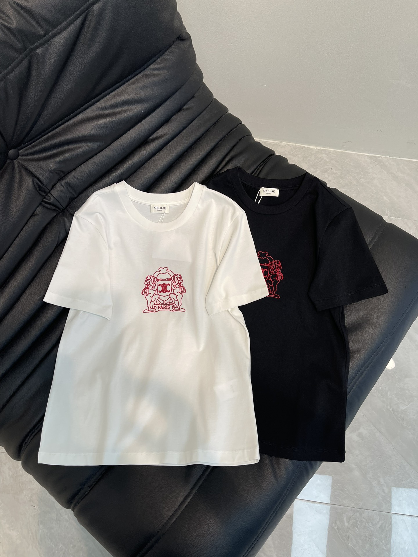 NO:327204,Celin*25 spring and summer new round neck embroidered short-sleeved T-shirt custom YB twill cotton material breathable and comfortable, full texture. Regular short-sleeved T-shirt cut and cut to highlight the brand style. Made of gram-weight pure cotton, slightly elastic, and presents a slim visual effect. The chest is decorated with Arc de Triomphe Lion Shield badge. Highlights highlights show high-end style. The inner wear is brilliant and fashionable. SML, celine, T-shirt,tees, t-shirt,alexander wang19860909Celin*25春夏新款圆领刺绣短袖T恤 定制YB斜纹全棉材质 透气舒适 质感十足 常规短袖T恤裁穿剪 凸显品牌格调 采用克重纯棉制成 略带有弹力 呈现显瘦视觉效果 胸前用凯旋门狮子盾牌徽章装饰 亮点突出 彰显高级格调 单穿内搭都出彩时髦 SML,,celine,T-shirt,tees，t-shirt,alexander wang,Women's clothing