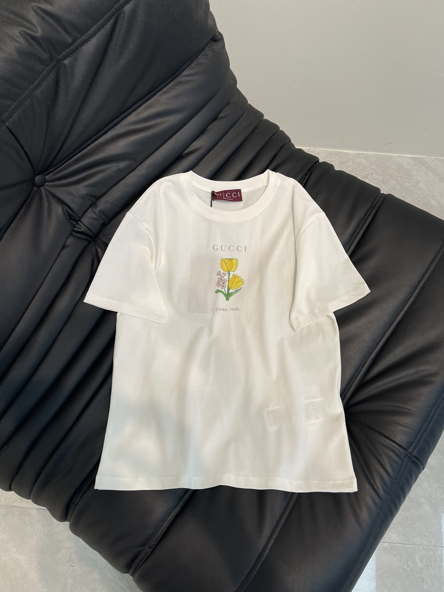 NO:327200,Gucc*25 spring and summer new round neck print cartoon short-sleeved T-shirt Customized YB native cotton material breathable and comfortable, full texture Slim short-sleeved T-shirt cut highlights the brand style Made of gram-weight pure cotton with a slight elasticity Presents a slim visual effect Hand-painted flower pattern on the front and hand-painted colorful kitten cartoon pattern on the back of the logo The brand's own fashion sense is instantly created, creating a age-reducing style at will, and it is brilliant and fashionable in the inner wear SML, gucci, T-shirt,tees, t-shirt,alexander wang19860909Gucc*25春夏新款圆领印花卡通短袖T恤 定制YB原生全棉材质 透气舒适 质感十足 修身短袖T恤裁剪 凸显品牌格调 采用克重纯棉制成 略带有弹力 呈现显瘦视觉效果 正面手绘花朵图案搭配标志性字母徽标背面手绘彩色小猫卡通图案 品牌自带的时尚感立现 随心打造减龄风格 单穿内搭都出彩时髦 SML,,gucci,T-shirt,tees，t-shirt,alexander wang,Women's clothing