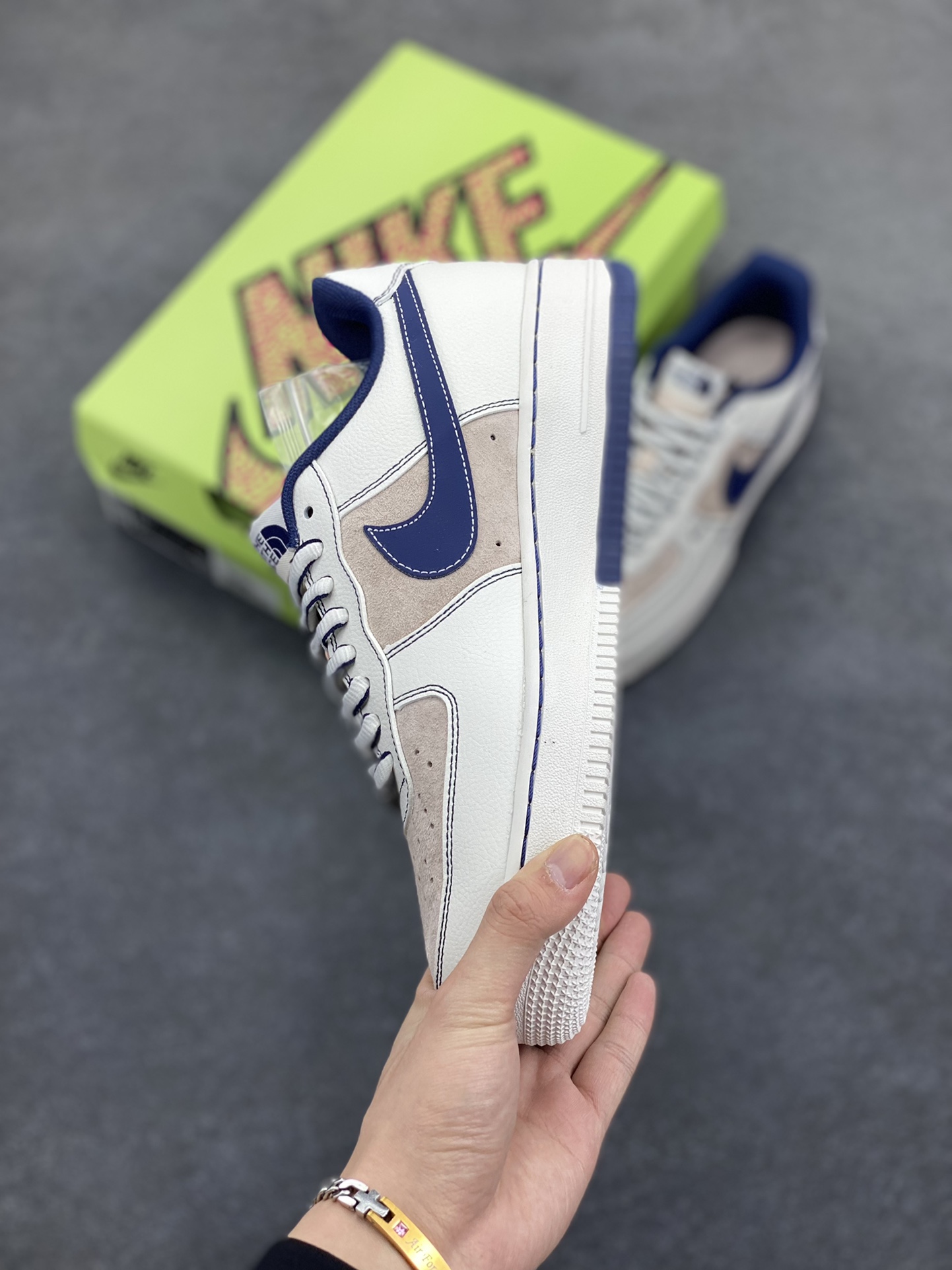 图片[3]-高端定制Nike Air Force 1 \’07 Low 北面联名— 四勾白灰蓝 高端定制 低帮休闲板鞋 定制鞋盒 大厂纯原品质出货 超高清洁度 皮料切割干净无任何毛边 细节完美 货号：KY8899-108 尺码：36 36.5 37.5 38 38.5 39 40 40.5 41 42 42.5 43 44 44.5 45-选品中心