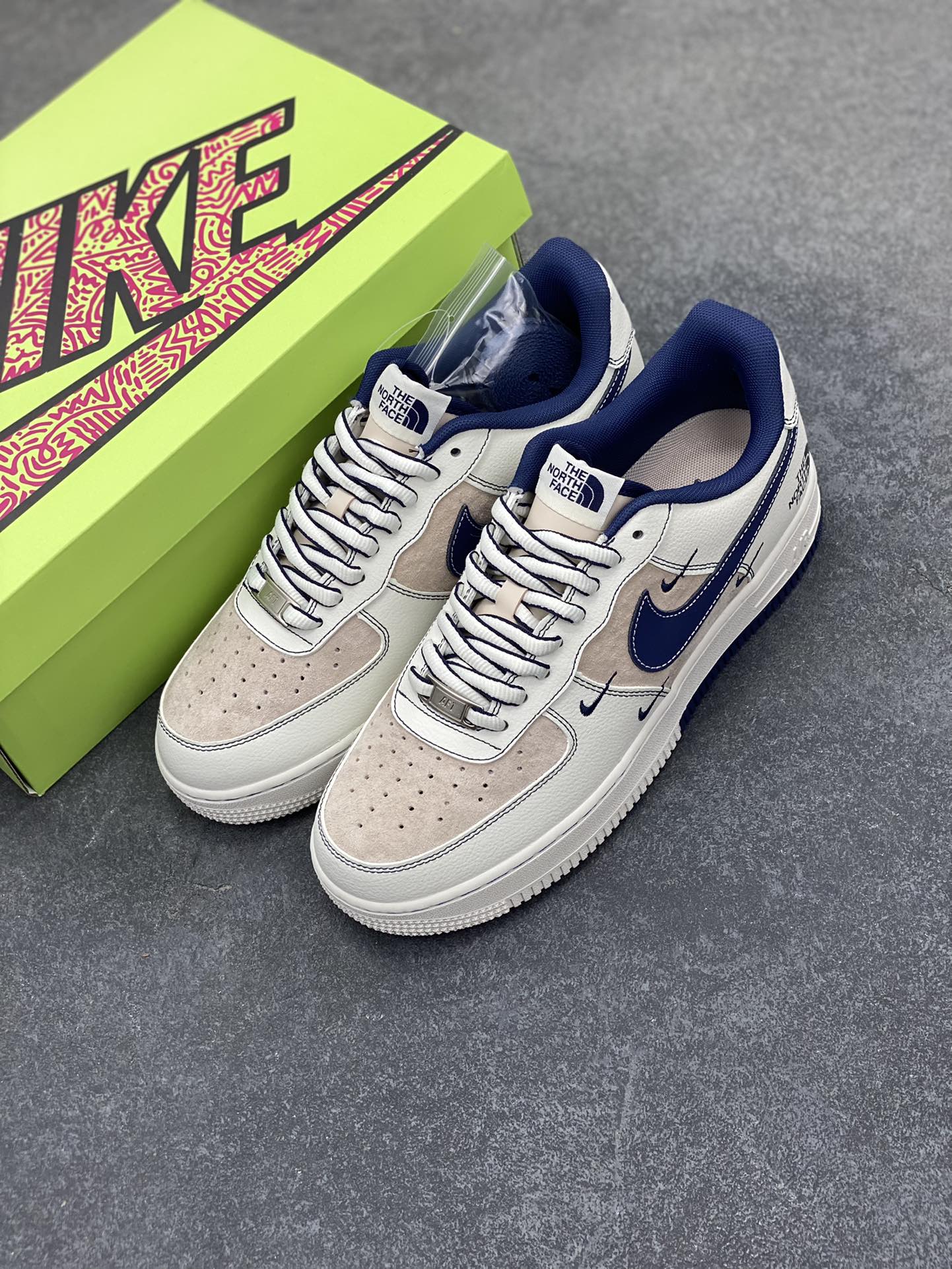 图片[8]-高端定制Nike Air Force 1 \’07 Low 北面联名— 四勾白灰蓝 高端定制 低帮休闲板鞋 定制鞋盒 大厂纯原品质出货 超高清洁度 皮料切割干净无任何毛边 细节完美 货号：KY8899-108 尺码：36 36.5 37.5 38 38.5 39 40 40.5 41 42 42.5 43 44 44.5 45-选品中心