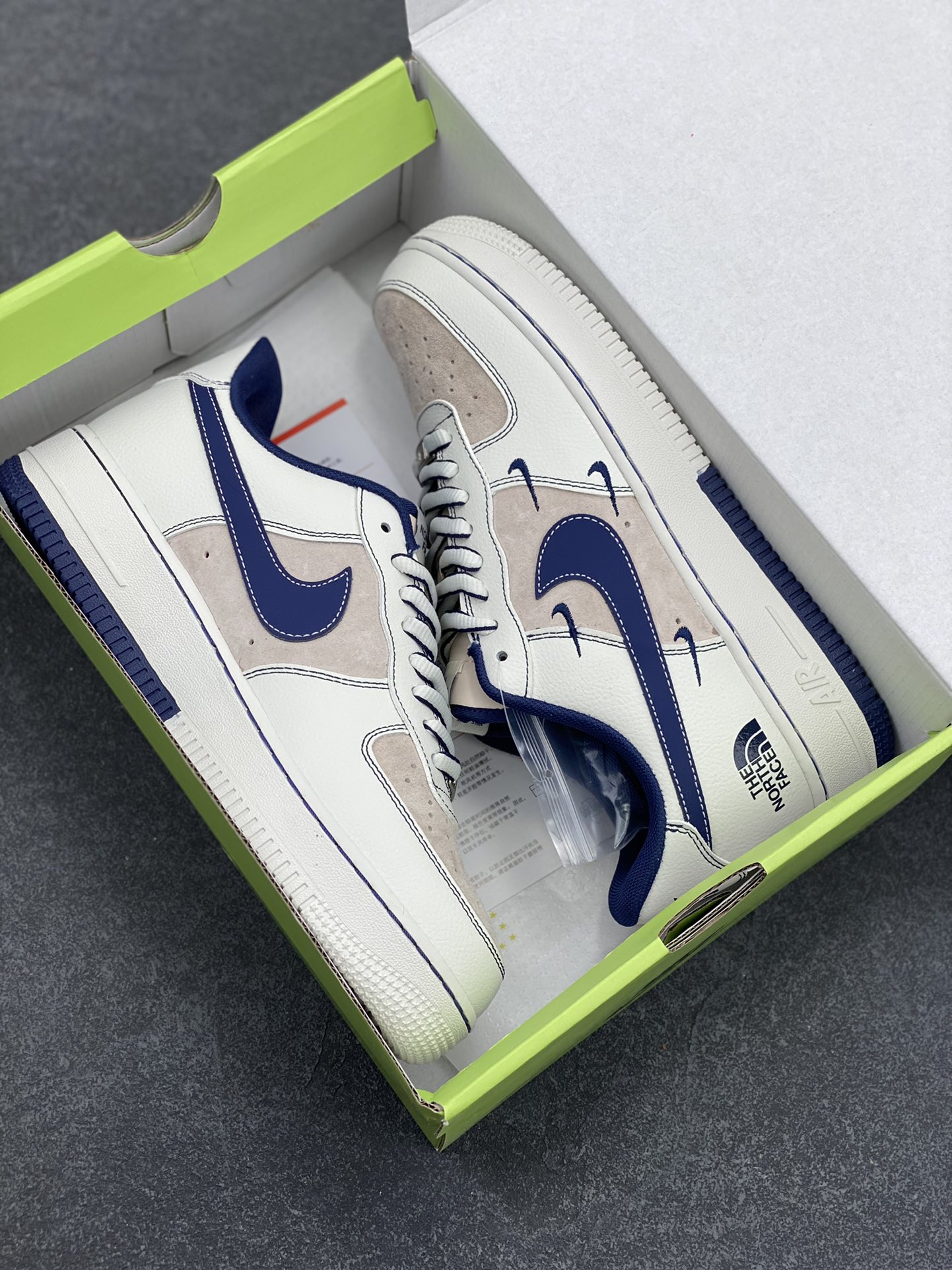 图片[9]-高端定制Nike Air Force 1 \’07 Low 北面联名— 四勾白灰蓝 高端定制 低帮休闲板鞋 定制鞋盒 大厂纯原品质出货 超高清洁度 皮料切割干净无任何毛边 细节完美 货号：KY8899-108 尺码：36 36.5 37.5 38 38.5 39 40 40.5 41 42 42.5 43 44 44.5 45-选品中心