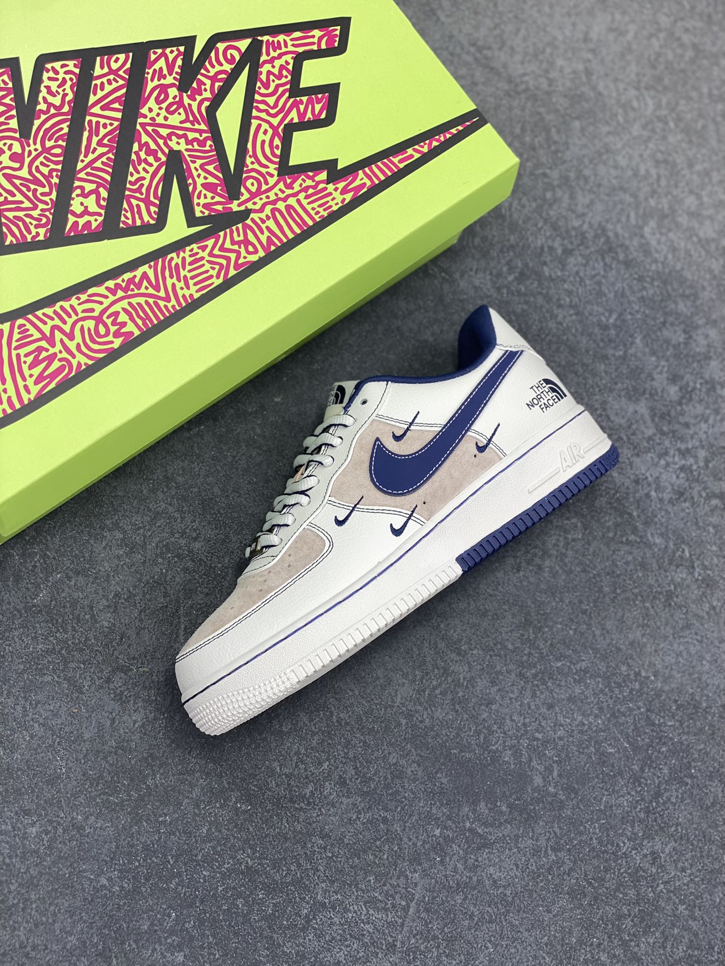 图片[7]-高端定制Nike Air Force 1 \’07 Low 北面联名— 四勾白灰蓝 高端定制 低帮休闲板鞋 定制鞋盒 大厂纯原品质出货 超高清洁度 皮料切割干净无任何毛边 细节完美 货号：KY8899-108 尺码：36 36.5 37.5 38 38.5 39 40 40.5 41 42 42.5 43 44 44.5 45-选品中心