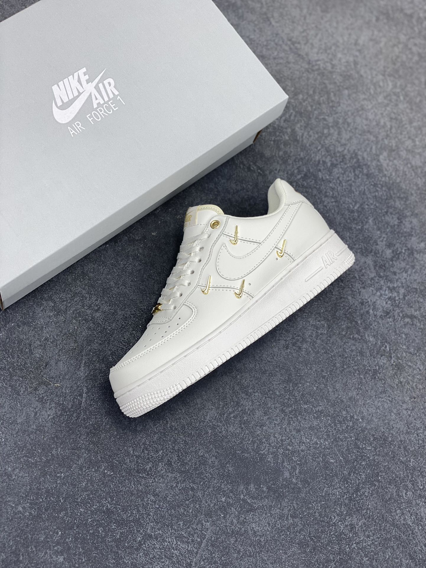 图片[7]-福利特价 Nike Air Force 1 Low 小金勾 空军一号低帮运动休闲板鞋 原楦头原纸板 打造纯正空军版型 专注外贸渠道 全掌内置蜂窝气垫 原盒配件 原厂中底钢印、拉帮完美 货号：FV3654-111 尺码：36 36.5 37.5 38 38.5 39 40 40.5 41 42 42.5 43 44 44.5 45-选品中心