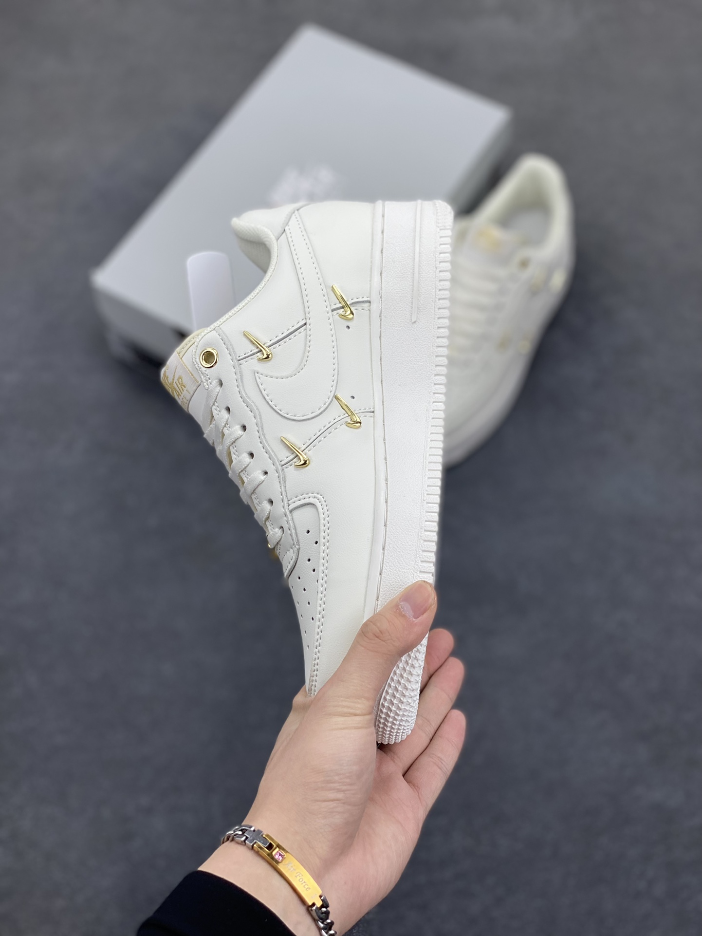 图片[3]-福利特价 Nike Air Force 1 Low 小金勾 空军一号低帮运动休闲板鞋 原楦头原纸板 打造纯正空军版型 专注外贸渠道 全掌内置蜂窝气垫 原盒配件 原厂中底钢印、拉帮完美 货号：FV3654-111 尺码：36 36.5 37.5 38 38.5 39 40 40.5 41 42 42.5 43 44 44.5 45-选品中心