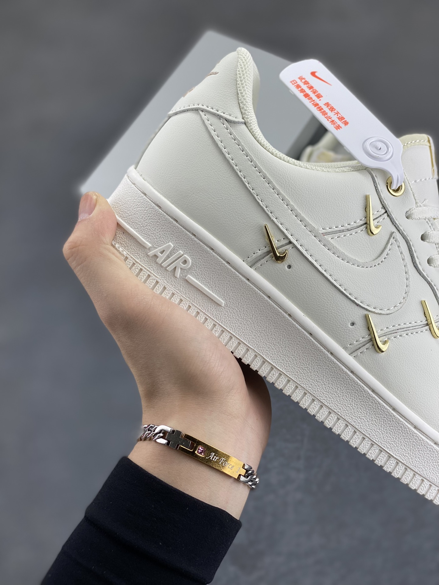图片[6]-福利特价 Nike Air Force 1 Low 小金勾 空军一号低帮运动休闲板鞋 原楦头原纸板 打造纯正空军版型 专注外贸渠道 全掌内置蜂窝气垫 原盒配件 原厂中底钢印、拉帮完美 货号：FV3654-111 尺码：36 36.5 37.5 38 38.5 39 40 40.5 41 42 42.5 43 44 44.5 45-选品中心