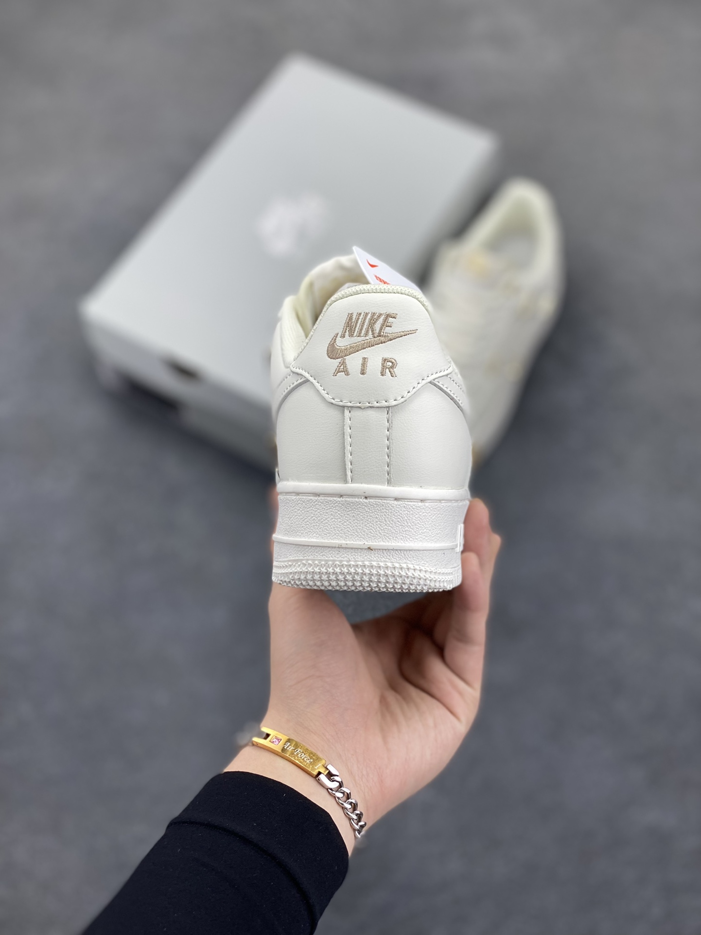 图片[4]-福利特价 Nike Air Force 1 Low 小金勾 空军一号低帮运动休闲板鞋 原楦头原纸板 打造纯正空军版型 专注外贸渠道 全掌内置蜂窝气垫 原盒配件 原厂中底钢印、拉帮完美 货号：FV3654-111 尺码：36 36.5 37.5 38 38.5 39 40 40.5 41 42 42.5 43 44 44.5 45-选品中心