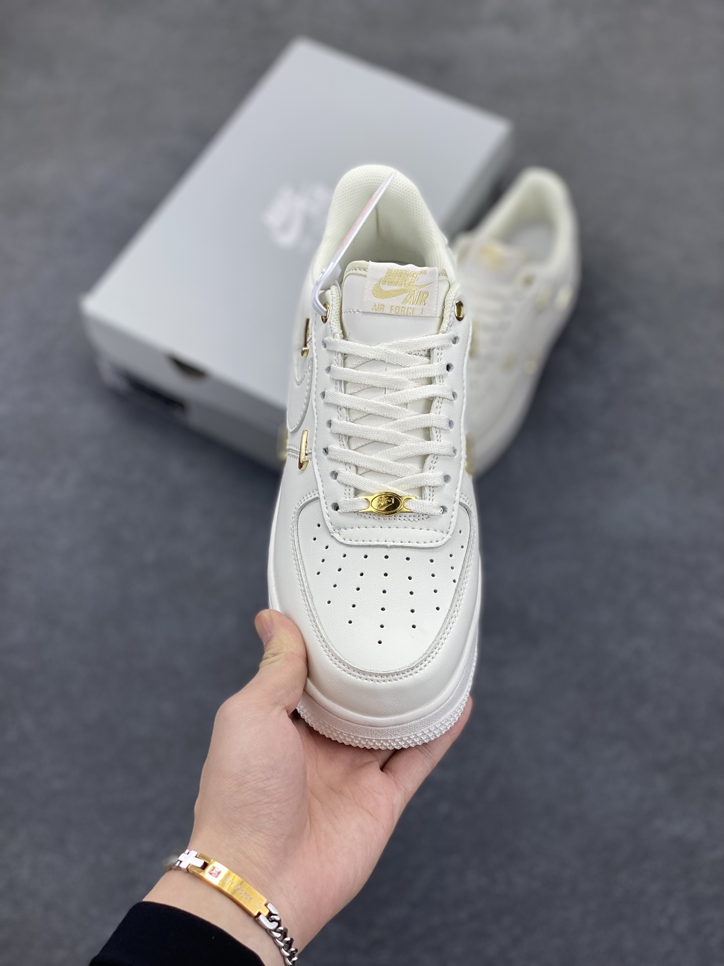 图片[2]-福利特价 Nike Air Force 1 Low 小金勾 空军一号低帮运动休闲板鞋 原楦头原纸板 打造纯正空军版型 专注外贸渠道 全掌内置蜂窝气垫 原盒配件 原厂中底钢印、拉帮完美 货号：FV3654-111 尺码：36 36.5 37.5 38 38.5 39 40 40.5 41 42 42.5 43 44 44.5 45-选品中心