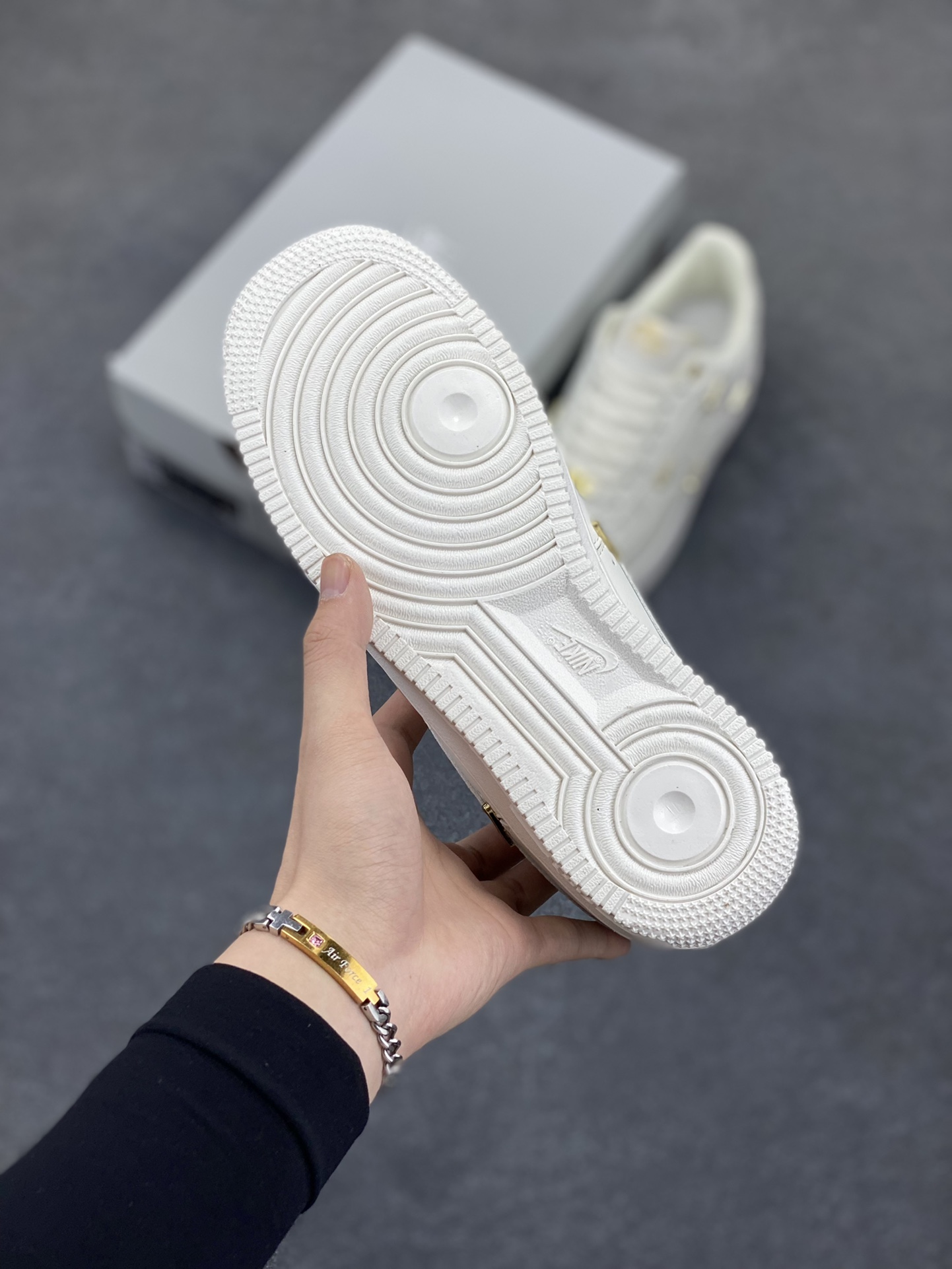 图片[5]-福利特价 Nike Air Force 1 Low 小金勾 空军一号低帮运动休闲板鞋 原楦头原纸板 打造纯正空军版型 专注外贸渠道 全掌内置蜂窝气垫 原盒配件 原厂中底钢印、拉帮完美 货号：FV3654-111 尺码：36 36.5 37.5 38 38.5 39 40 40.5 41 42 42.5 43 44 44.5 45-选品中心