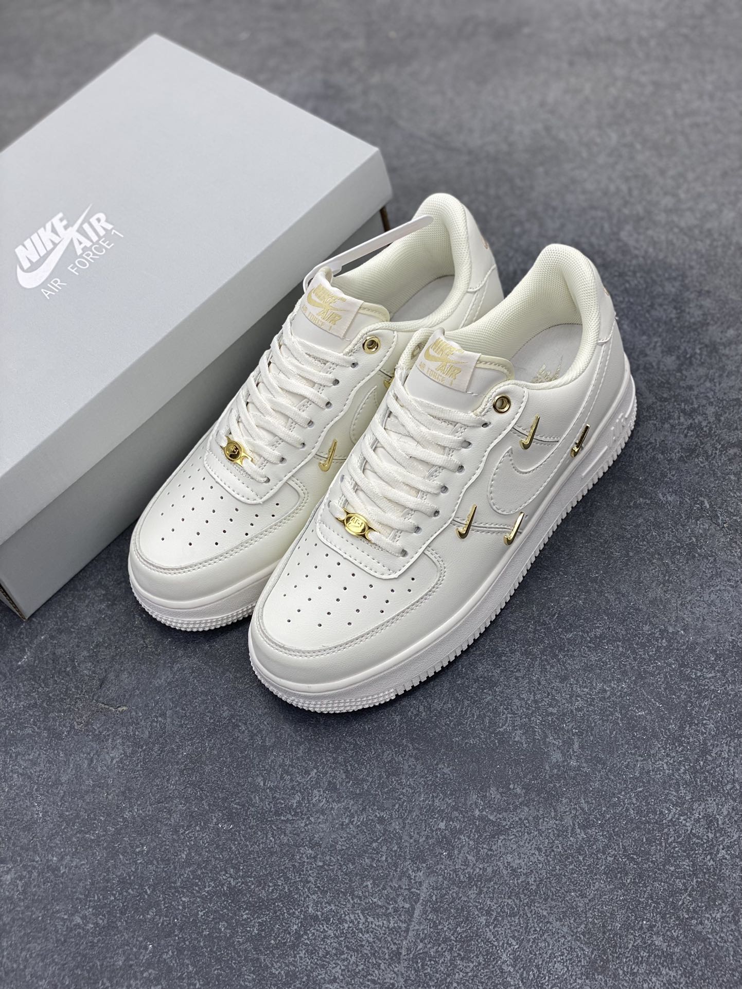 图片[8]-福利特价 Nike Air Force 1 Low 小金勾 空军一号低帮运动休闲板鞋 原楦头原纸板 打造纯正空军版型 专注外贸渠道 全掌内置蜂窝气垫 原盒配件 原厂中底钢印、拉帮完美 货号：FV3654-111 尺码：36 36.5 37.5 38 38.5 39 40 40.5 41 42 42.5 43 44 44.5 45-选品中心