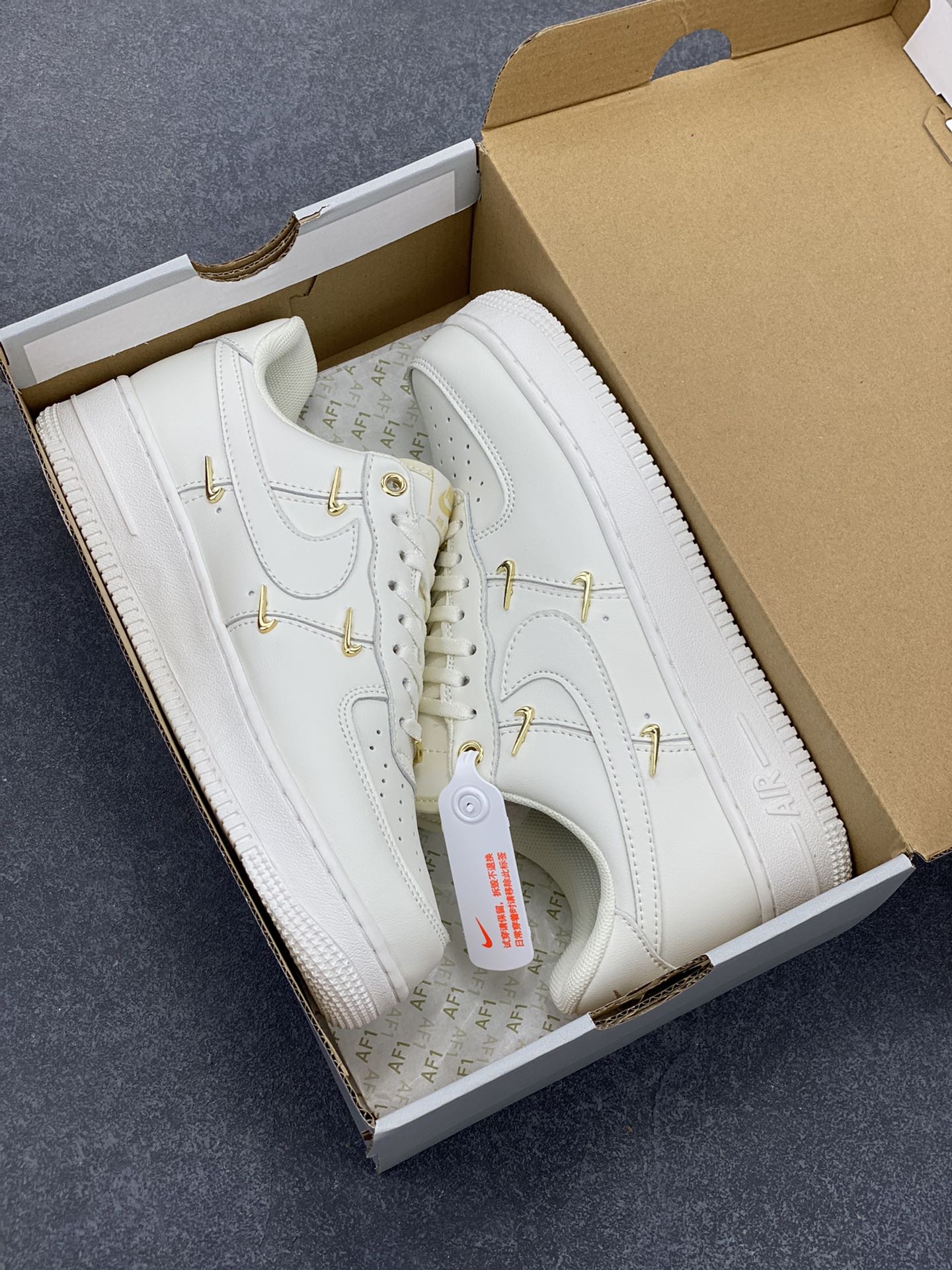 图片[9]-福利特价 Nike Air Force 1 Low 小金勾 空军一号低帮运动休闲板鞋 原楦头原纸板 打造纯正空军版型 专注外贸渠道 全掌内置蜂窝气垫 原盒配件 原厂中底钢印、拉帮完美 货号：FV3654-111 尺码：36 36.5 37.5 38 38.5 39 40 40.5 41 42 42.5 43 44 44.5 45-选品中心