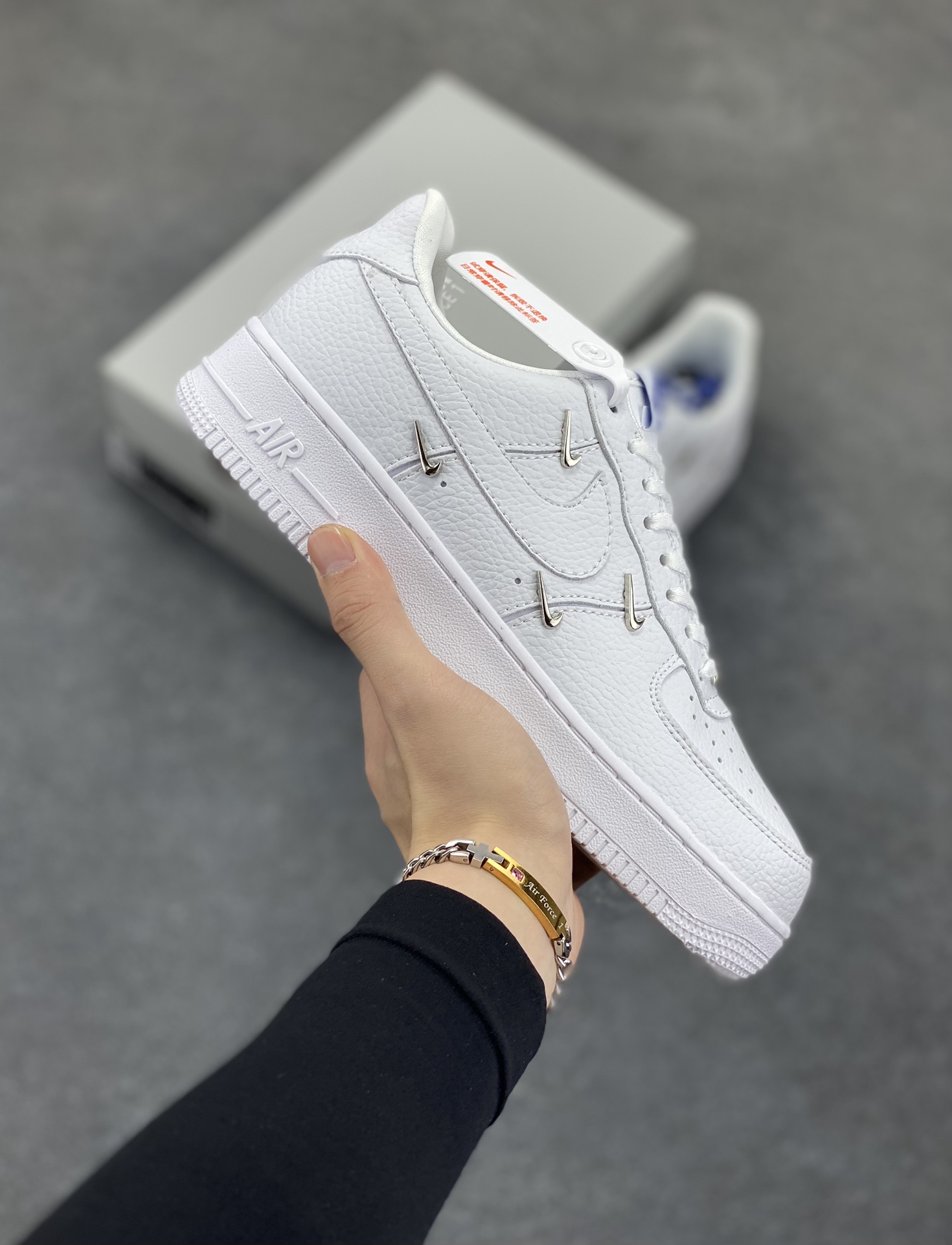 福利特价 Nike Air Force 1 Low 小银勾 空军一号低帮运动休闲板鞋 原楦头原纸板 打造纯正空军版型 专注外贸渠道 全掌内置蜂窝气垫 原盒配件 原厂中底钢印、拉帮完美 货号：CT1990-100 尺码：36 36.5 37.5 38 38.5 39 40 40.5 41 42 42.5 43 44 44.5 45-选品中心