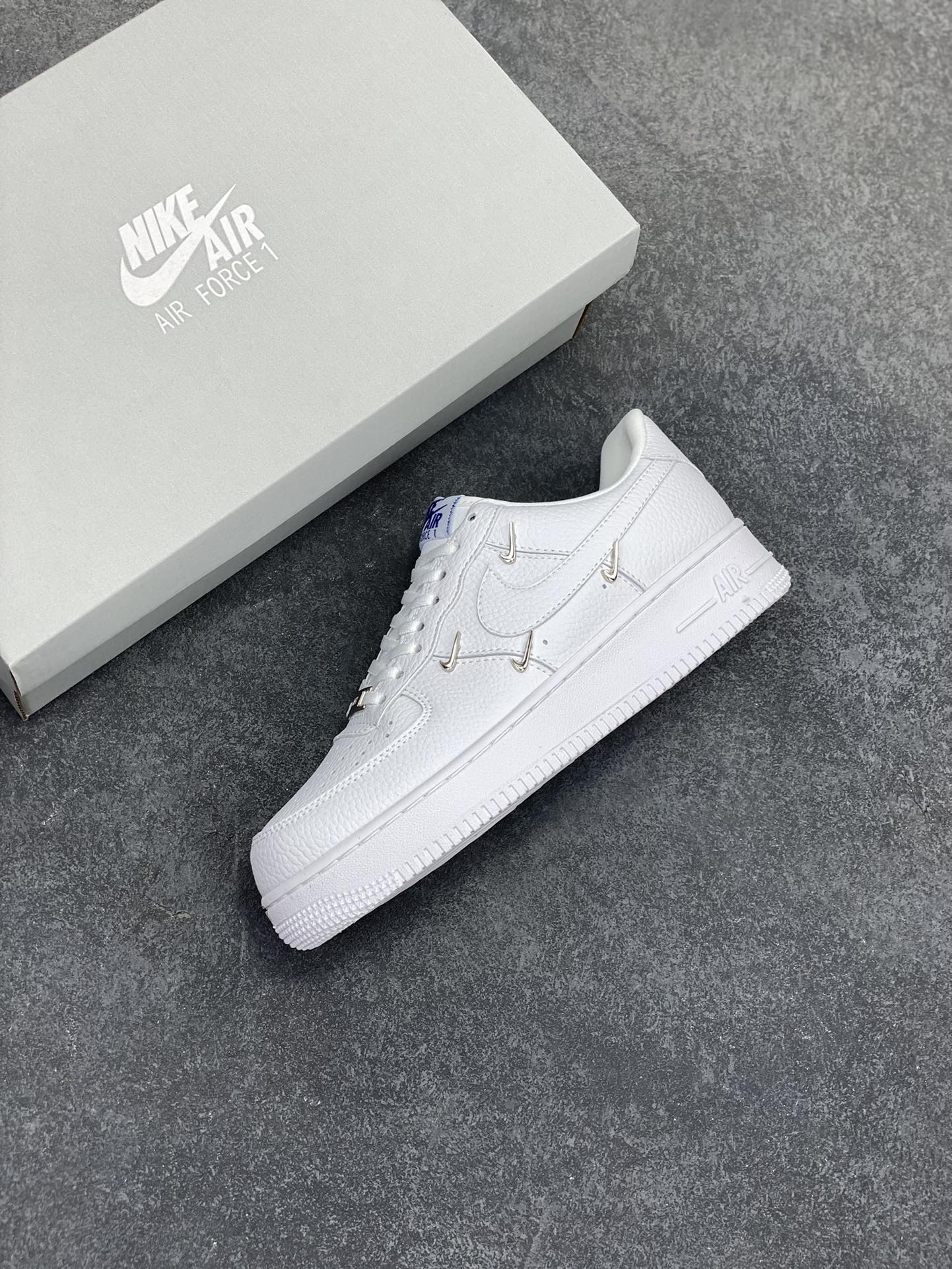 图片[7]-福利特价 Nike Air Force 1 Low 小银勾 空军一号低帮运动休闲板鞋 原楦头原纸板 打造纯正空军版型 专注外贸渠道 全掌内置蜂窝气垫 原盒配件 原厂中底钢印、拉帮完美 货号：CT1990-100 尺码：36 36.5 37.5 38 38.5 39 40 40.5 41 42 42.5 43 44 44.5 45-选品中心