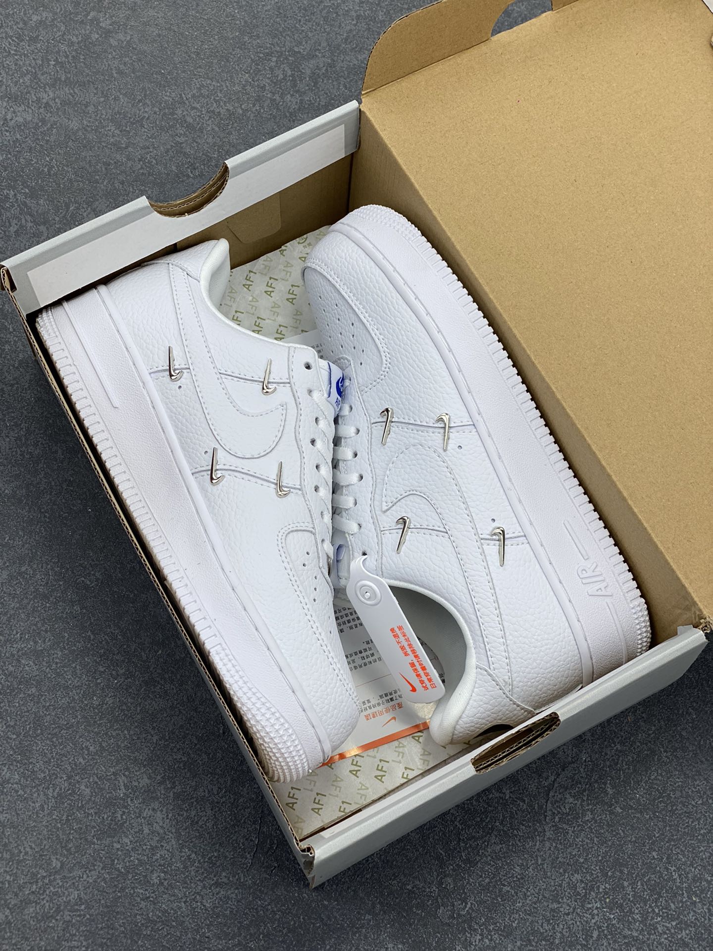 图片[9]-福利特价 Nike Air Force 1 Low 小银勾 空军一号低帮运动休闲板鞋 原楦头原纸板 打造纯正空军版型 专注外贸渠道 全掌内置蜂窝气垫 原盒配件 原厂中底钢印、拉帮完美 货号：CT1990-100 尺码：36 36.5 37.5 38 38.5 39 40 40.5 41 42 42.5 43 44 44.5 45-选品中心