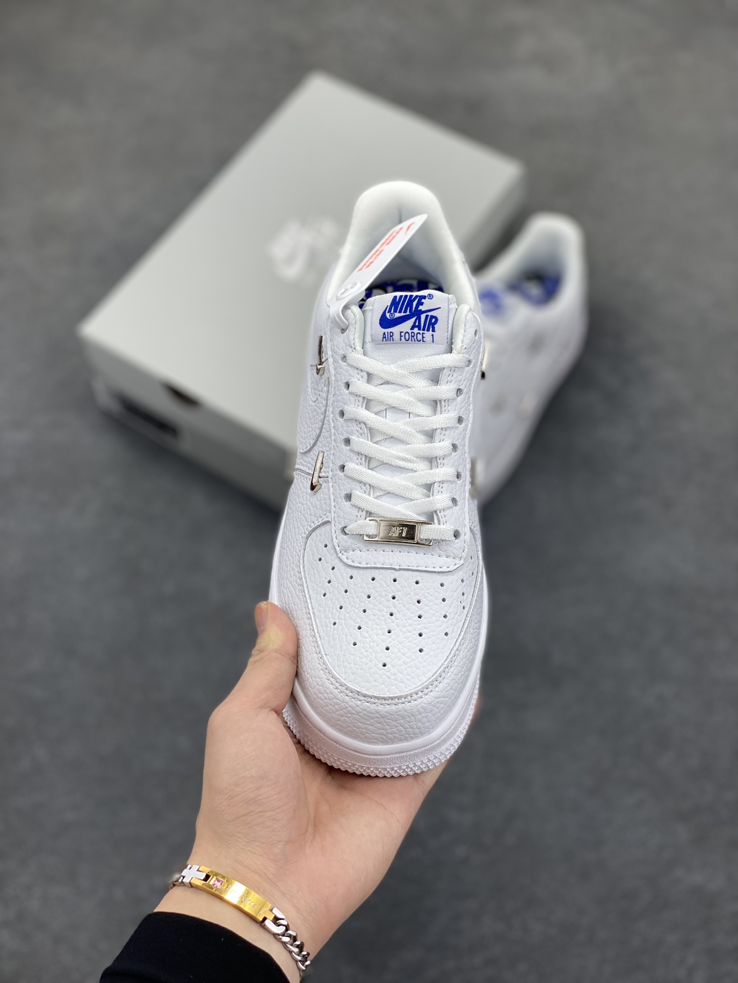 图片[2]-福利特价 Nike Air Force 1 Low 小银勾 空军一号低帮运动休闲板鞋 原楦头原纸板 打造纯正空军版型 专注外贸渠道 全掌内置蜂窝气垫 原盒配件 原厂中底钢印、拉帮完美 货号：CT1990-100 尺码：36 36.5 37.5 38 38.5 39 40 40.5 41 42 42.5 43 44 44.5 45-选品中心