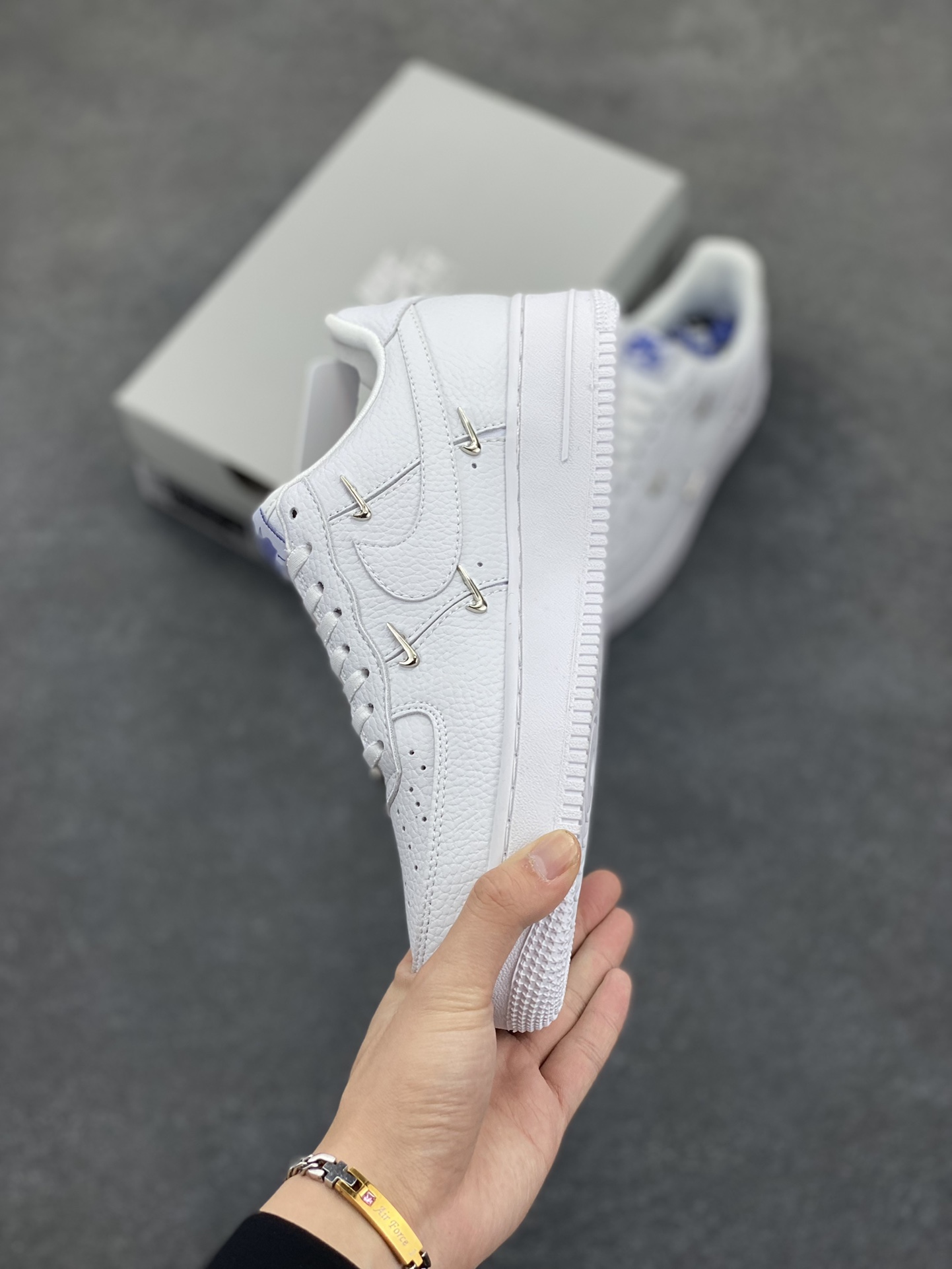 图片[3]-福利特价 Nike Air Force 1 Low 小银勾 空军一号低帮运动休闲板鞋 原楦头原纸板 打造纯正空军版型 专注外贸渠道 全掌内置蜂窝气垫 原盒配件 原厂中底钢印、拉帮完美 货号：CT1990-100 尺码：36 36.5 37.5 38 38.5 39 40 40.5 41 42 42.5 43 44 44.5 45-选品中心